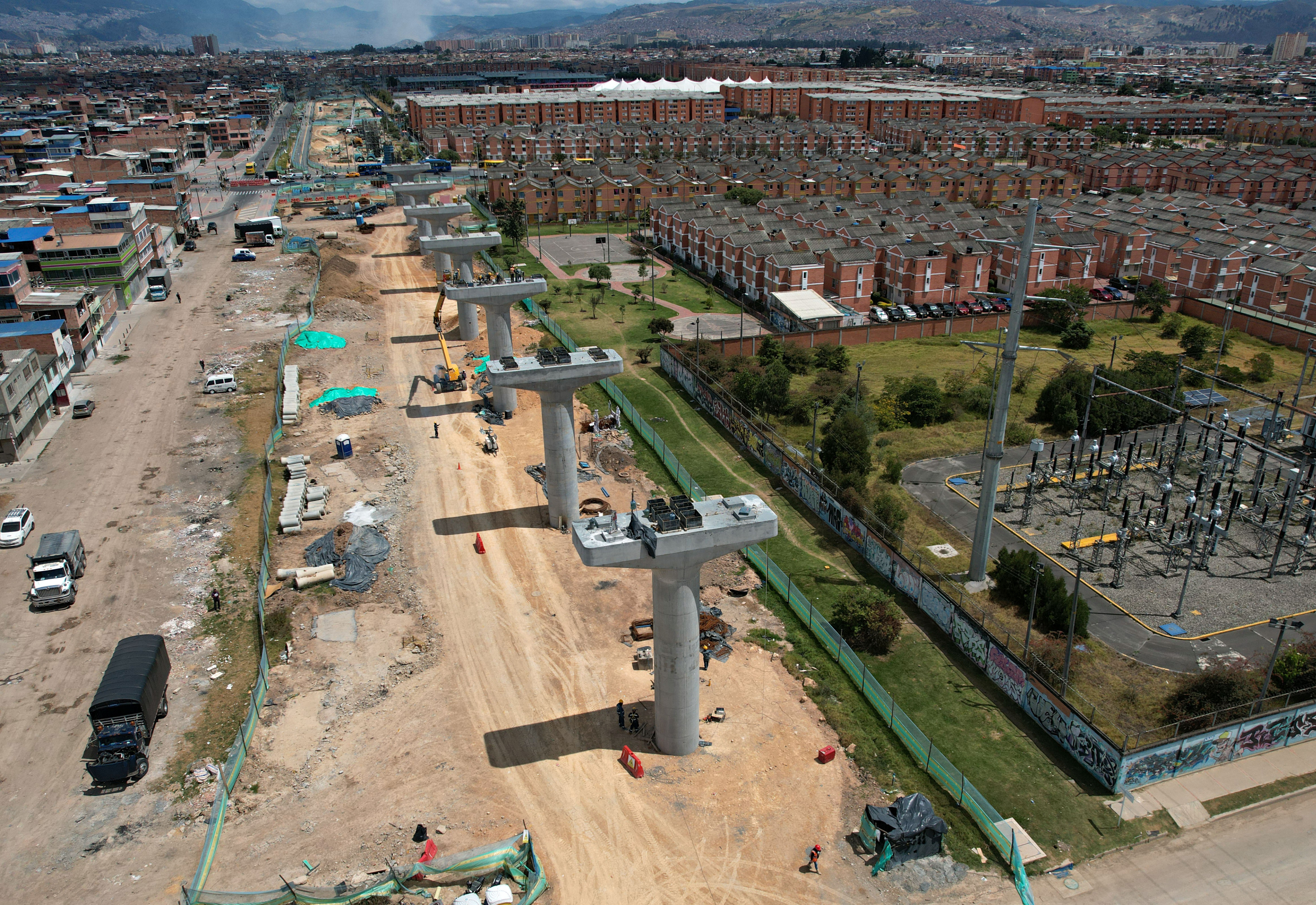 Bogotá Septiembre 16 de 2024. Avance Obras del Metro. TERCERA VIGA LANZADORA INSTALA LAS PRIMERAS DOVELAS DE VIEDUCTO DE LA PRIMERA Línea del Metro que Tiene Un Avance de 38.7%, en la av. Villavicencio Llegando a la av. Guayacanes.  Fotos: @miltilondiazfoto /El TIempo