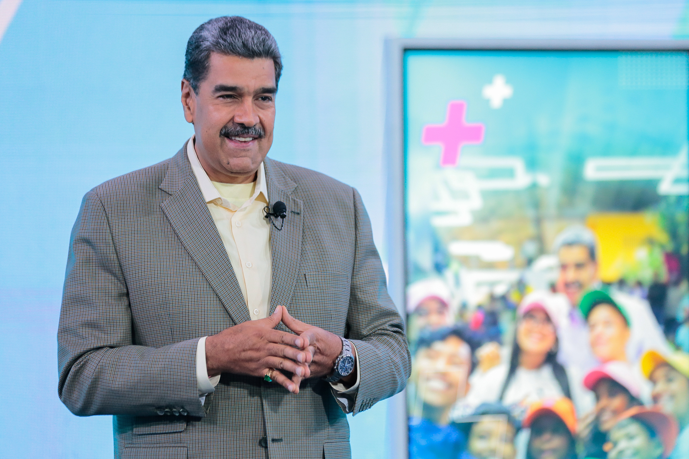 AME377. CARACAS (VENEZUELA), 16/09/2024.- Fotografía cedida por la Prensa Miraflores del presidente de Venezuela, Nicolás Maduro, durante su programa de televisión 'Con Maduro +', este lunes en Caracas (Venezuela). Maduro señaló como "terroristas" a los dos españoles detenidos, a quienes vincula con el Centro Nacional de Inteligencia (CNI) de España, por su presunta vinculación con una operación desestabilizadora contra su Gobierno. EFE/ Prensa Miraflores/SOLO USO EDITORIAL/SOLO DISPONIBLE PARA ILUSTRAR LA NOTICIA QUE ACOMPAÑA (CRÉDITO OBLIGATORIO)