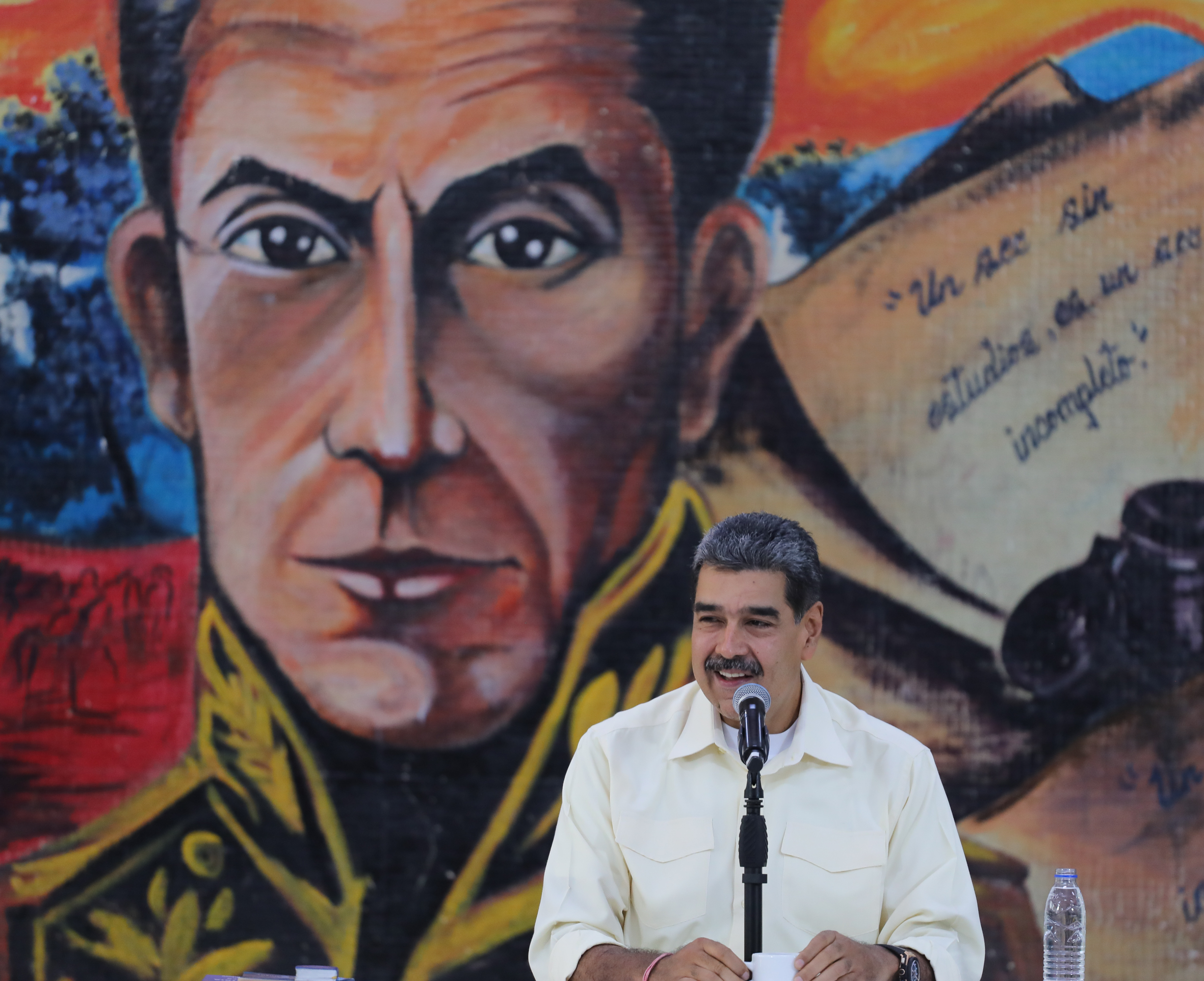 AME9476. CARACAS (VENEZUELA), 13/09/2024.- Fotografía cedida por Prensa Miraflores del presidente de Venezuela, Nicolás Maduro, hablando durante un acto de condecoración este viernes, en Caracas (Venezuela). Maduro condecoró a cuatro militares que, junto con otros 12 funcionarios del país, fueron sancionados por Estados Unidos el jueves al considerar que proclamaron 