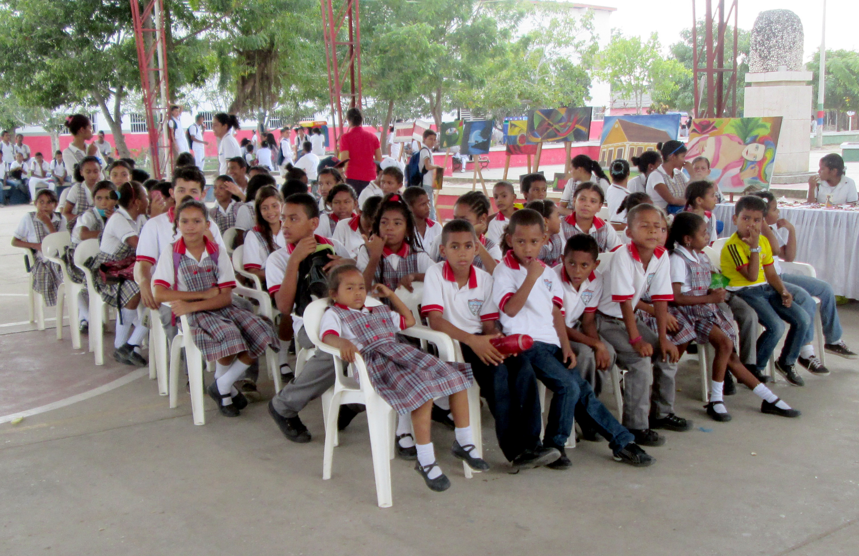 Las altas temperaturas y las condiciones en que reciben las clases los niños de muchos colegios en el Caribe no permiten un buen desarrollo de los estudiantes.