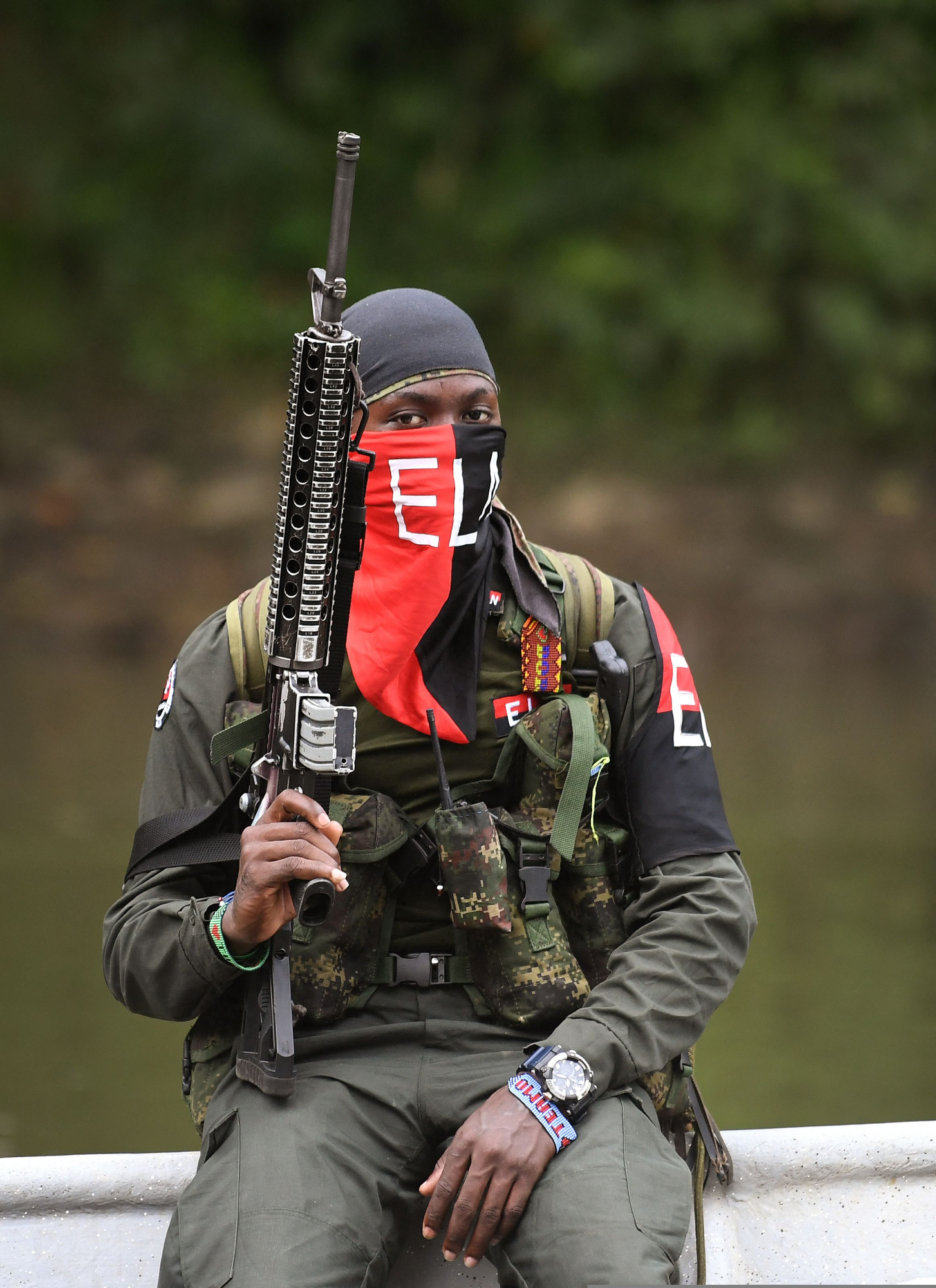 Rebeldes del Ejército de Liberación Nacional (
ELN) patrullan el río Baudó en la provincia de Chocó, Colombia, el 26 de octubre de 2023. En la selva que alberga al grupo guerrillero más poderoso de Colombia, la ley de las armas sigue reinando, a pesar de las negociaciones en curso con el gobierno. (Foto de Daniel Muñoz / AFP)