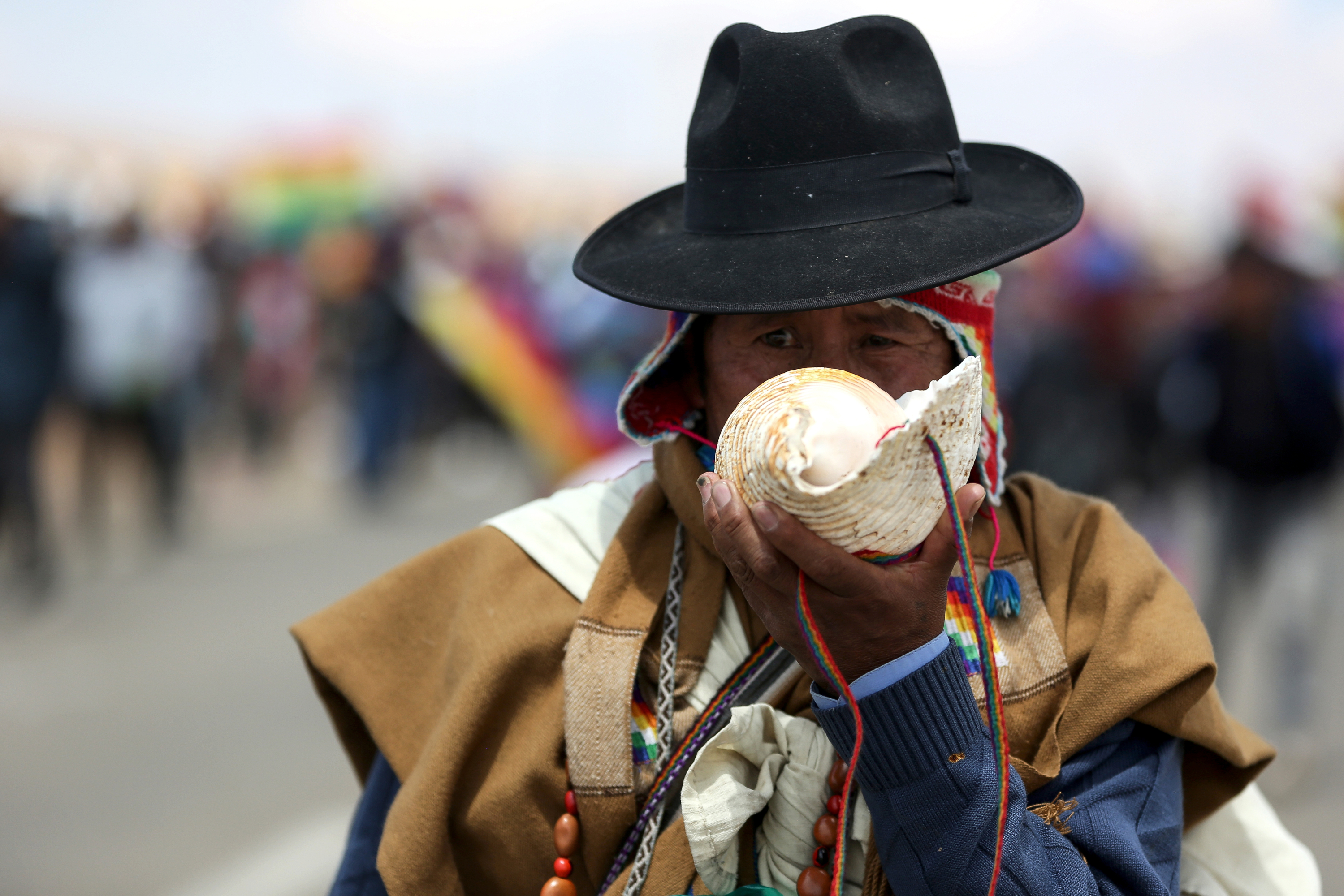 AME1449. CALAMARCA (BOLIVIA), 09/21/2024.- A supporter participates in the fifth day of mobilization of former President Evo Morales towards the city of La Paz, this Saturday, in the city of Calamarca (Bolivia). Former Bolivian President Evo Morales (2006-2019) leads this Saturday the fifth day of a mobilization towards La Paz to demand his qualification as a candidate for the 2025 elections, and after a snub to the ruler Luis Arce who waited for him last night to dialogue. EFE / Luis Gandarillas