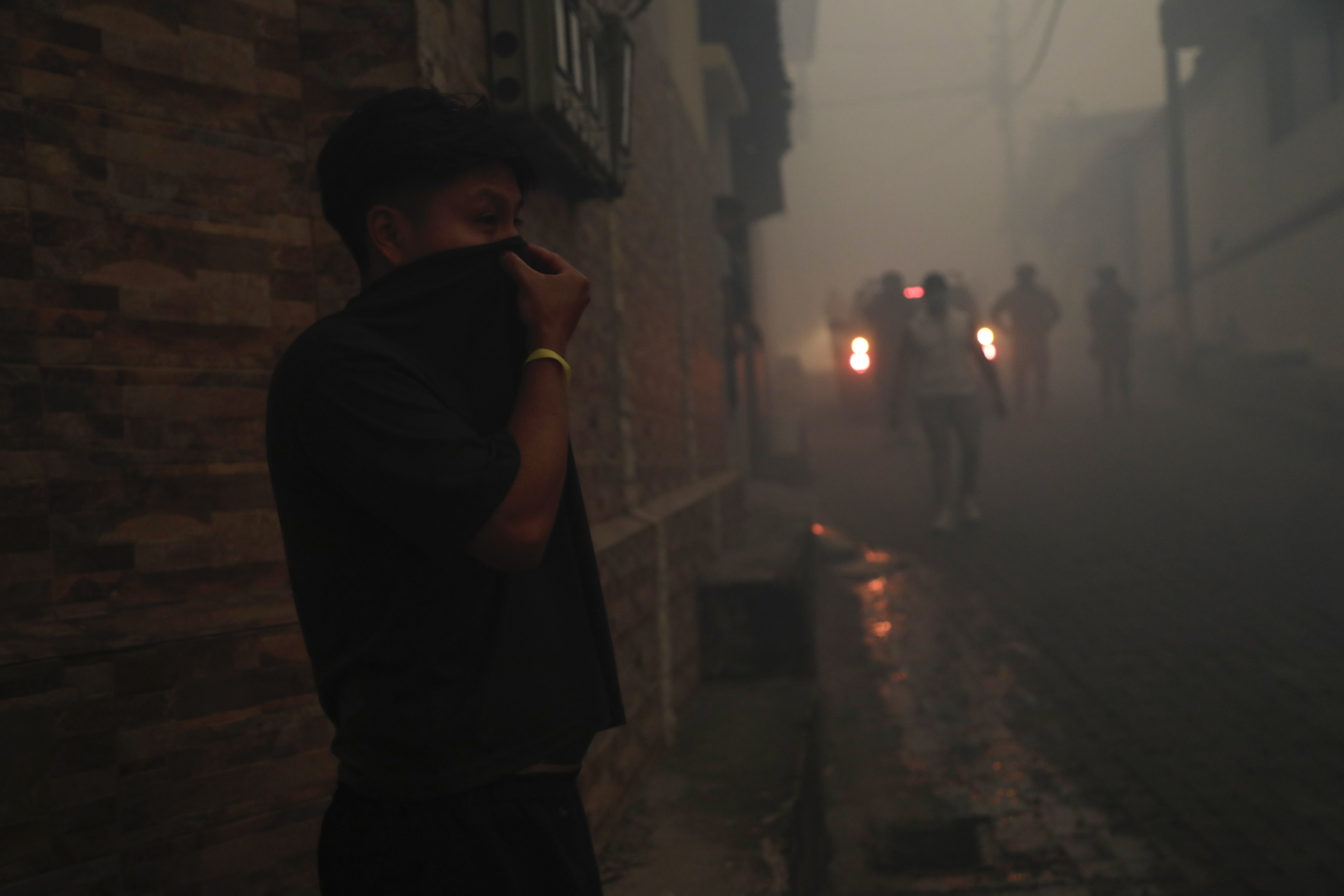 AME2185. QUITO (ECUADOR), 09/24/2024.- A person protects himself from the smoke produced by a forest fire this Tuesday, in the Guápulo sector in Quito (Ecuador). Several forest fires in the surroundings of Quito, the capital of Ecuador, have stained the city with a thick layer of smoke, so the authorities have issued an alert for poor air quality, especially in the north of the city. EFE/ Santiago Fernández