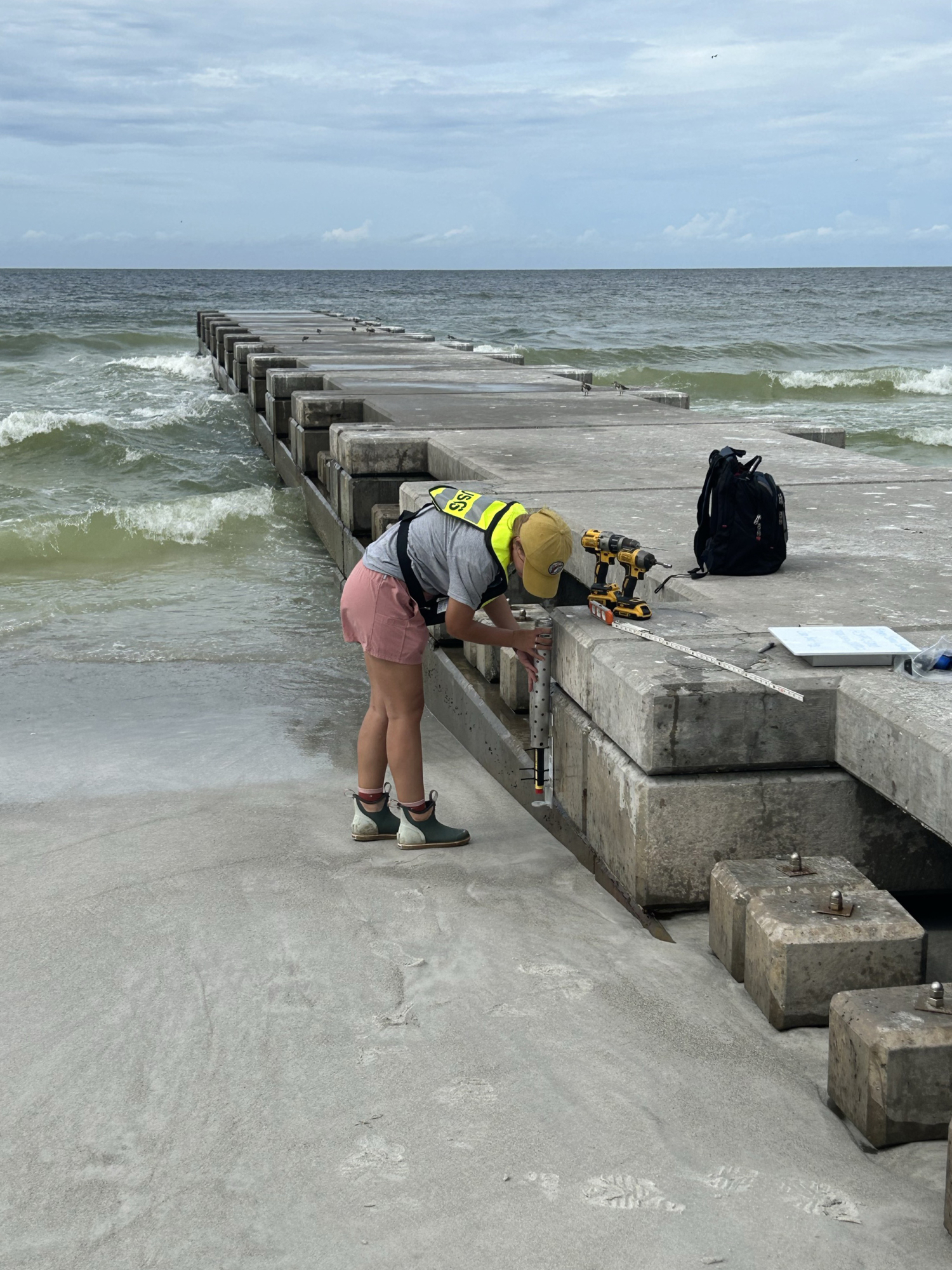 USA7265. LONG BOAT KEY (FL, USA), 09/26/2024.- Photograph provided by the United States Geological Survey (USGS) showing Julie Hobbs, hydrological technician of the service, installing a wave sensor before the arrival of Hurricane Helene this Wednesday, in Long Boat Key, Florida (United States). Hurricane Helen strengthened during the morning of this Thursday until it almost reached category 3 on the Saffir-Simpson scale and while it continues its advance towards Florida, the US National Hurricane Center (NHC) reported. EFE/ Julie Hobbs / USGS / EDITORIAL USE ONLY / ONLY AVAILABLE TO ILLUSTRATE ACCOMPANYING NEWS (CREDIT MANDATORY)