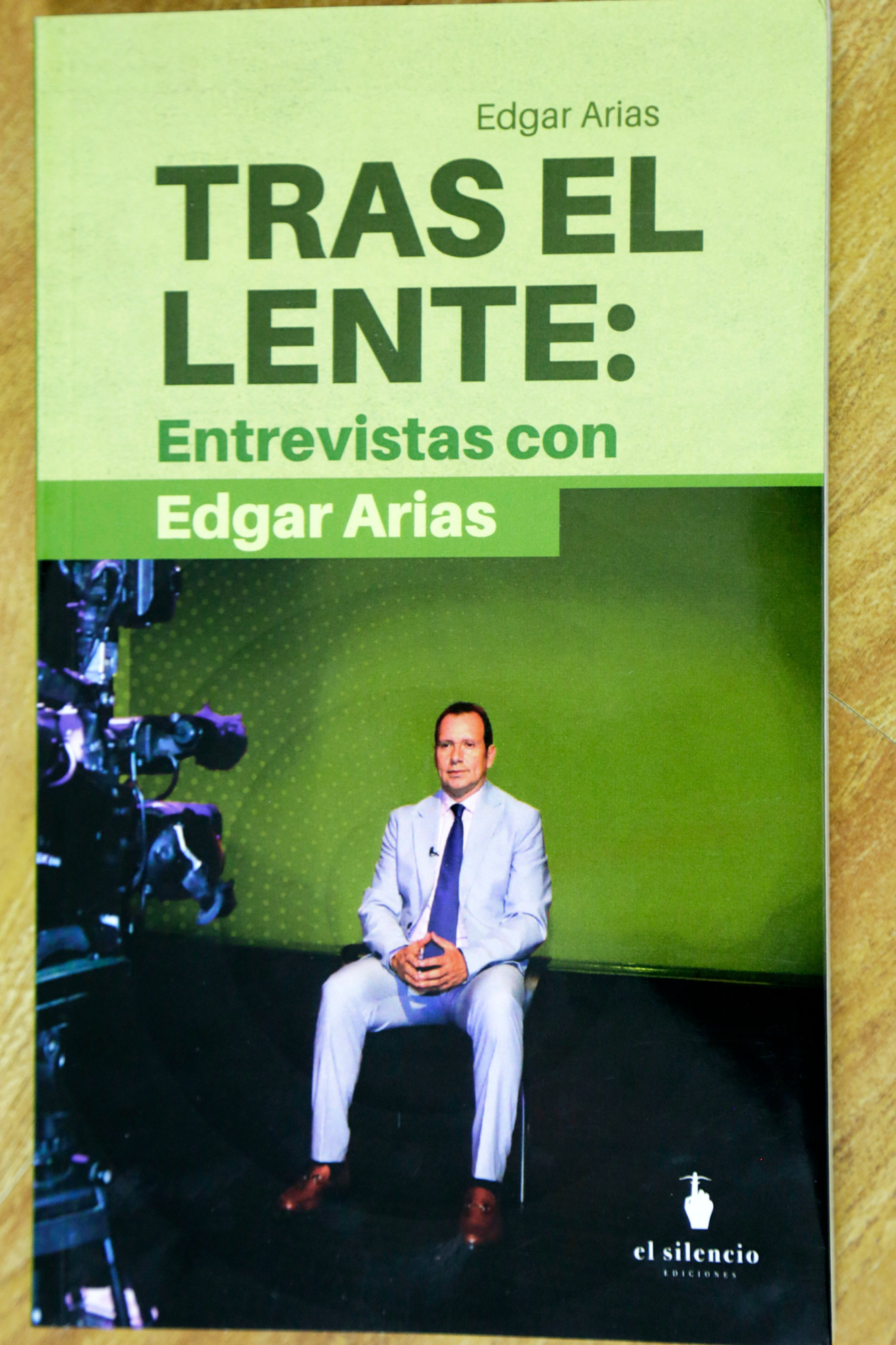 Cali journalist Edgar Arias presents his book about talks with Pelé, Falcao, Fernando…