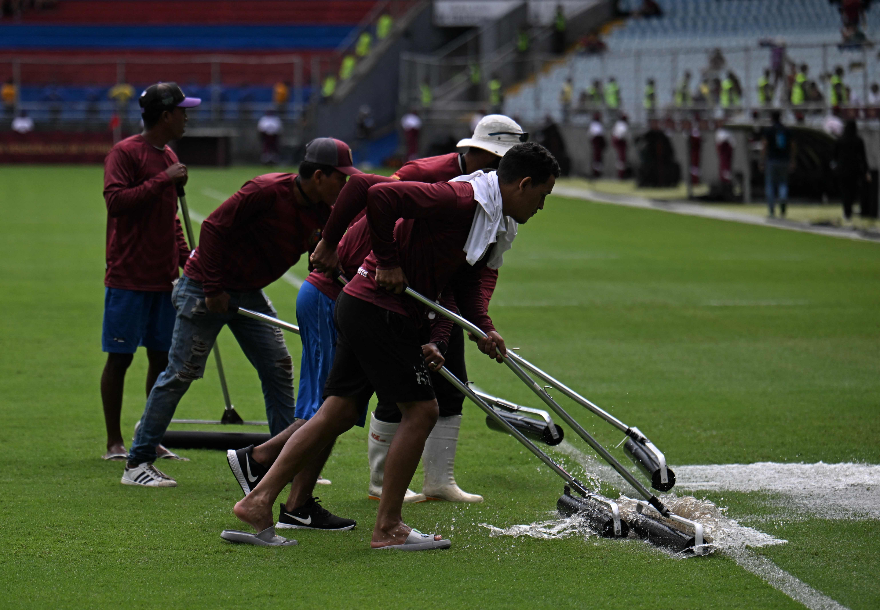 Video Se inundó la cancha del estadio Monumental de Maturín, el juego