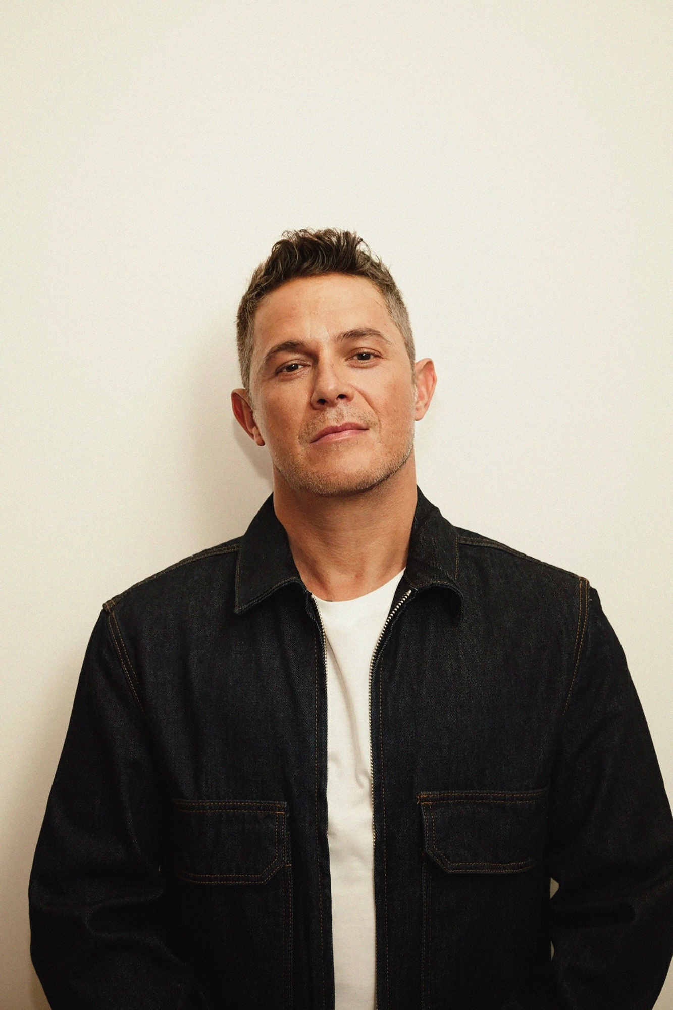 USA7618. MIAMI (FL, EEUU), 10/10/2024.- Fotografía cedida por Telemundo donde aparece el cantante y compositor español Alejandro Sanz quien recibirá el Premio Billboard a la Trayectoria Artística, un reconocimiento a sus más de treinta años de exitosa carrera que recibirá el próximo 20 de octubre en la celebración de los premios en Miami (EE.UU.), informó este jueves la organización. Sanz, de 55 años, ha cautivado con su voz conmovedora y sus emotivas letras al público convirtiéndose en uno de los artistas más queridos de la industria musical, señalan en un comunicado los premios Latin Billboard, que se emitirán el domingo 20 de octubre por la cadena Telemundo. EFE/Telemundo /SOLO USO EDITORIAL /NO VENTAS /SOLO DISPONIBLE PARA ILUSTRAR LA NOTICIA QUE ACOMPAÑA /CRÉDITO OBLIGATORIO