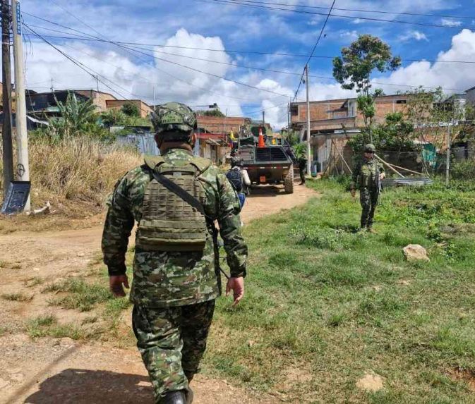 Soldados caminan por las calles del corregimiento.