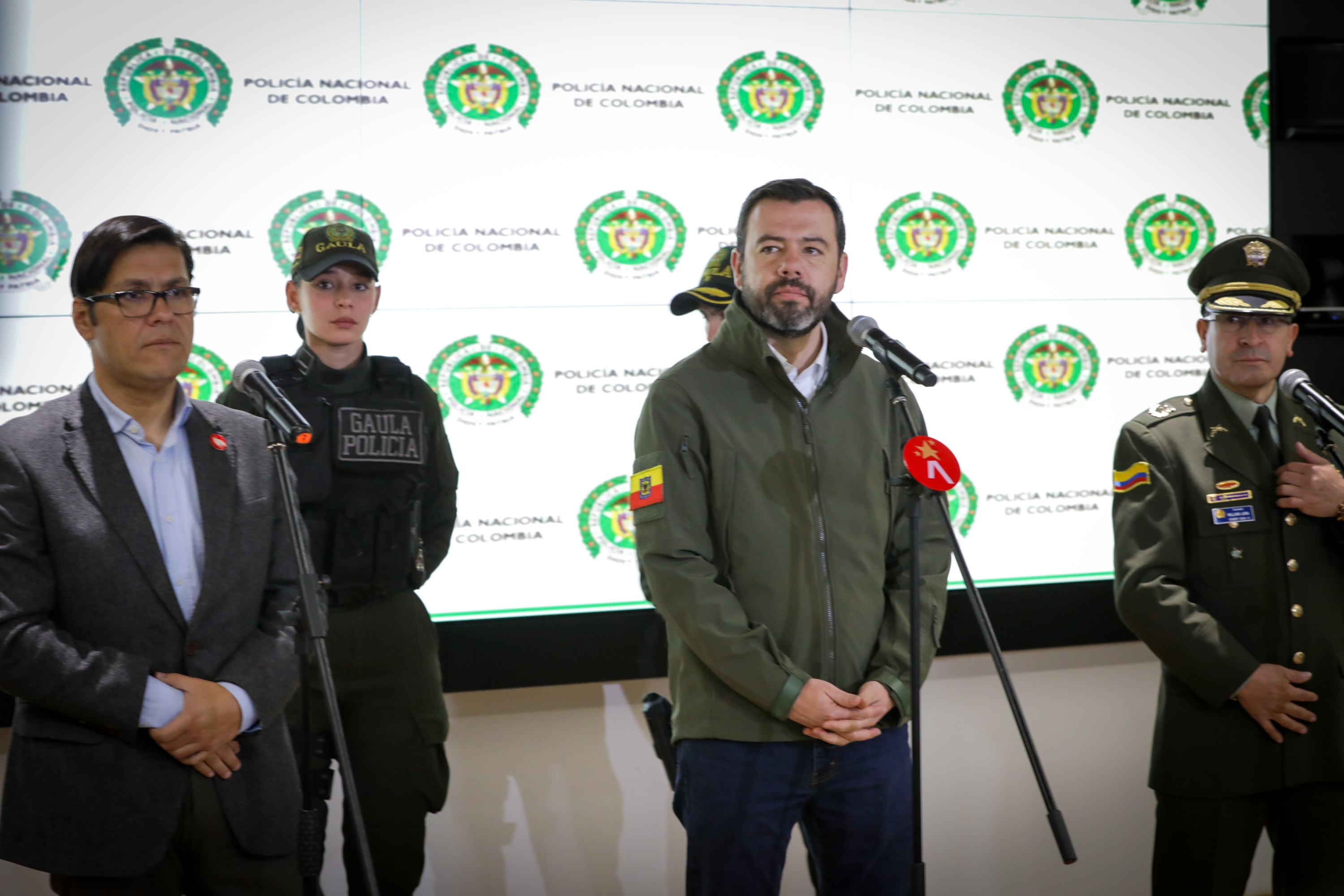 la administración de la distrital y la Policía Metropolitana de Bogutá, entregarán IMPORTANTES Resultados Operaciones Operaciones Contra la Extorsión, Relacionados Con El “Tren de Aragua” Alcalde Alcalde de Bogotá, Carlos Fernando Galán, El Secretario de Seguidad Cénsar y el Coronel, William Larán, William, William, William Larán, William Larán, William, El, el Secretario de Seguido Coronel. Comandante Policía Metropolitana de Bogotá (E) Coronel, Elver Vicente Alfonso Director de Sanabria de Antisecuestro y AntiextorsioN en Rueda de Prensa Anuncian La Captura de Eryck Mano Derecha de Alias Geovanny Del de Tregua Baabotá 24 de Octubre Del 2024. Foto Mauricio Moreno Ceet El Tiempo @mauriciomorenofoto