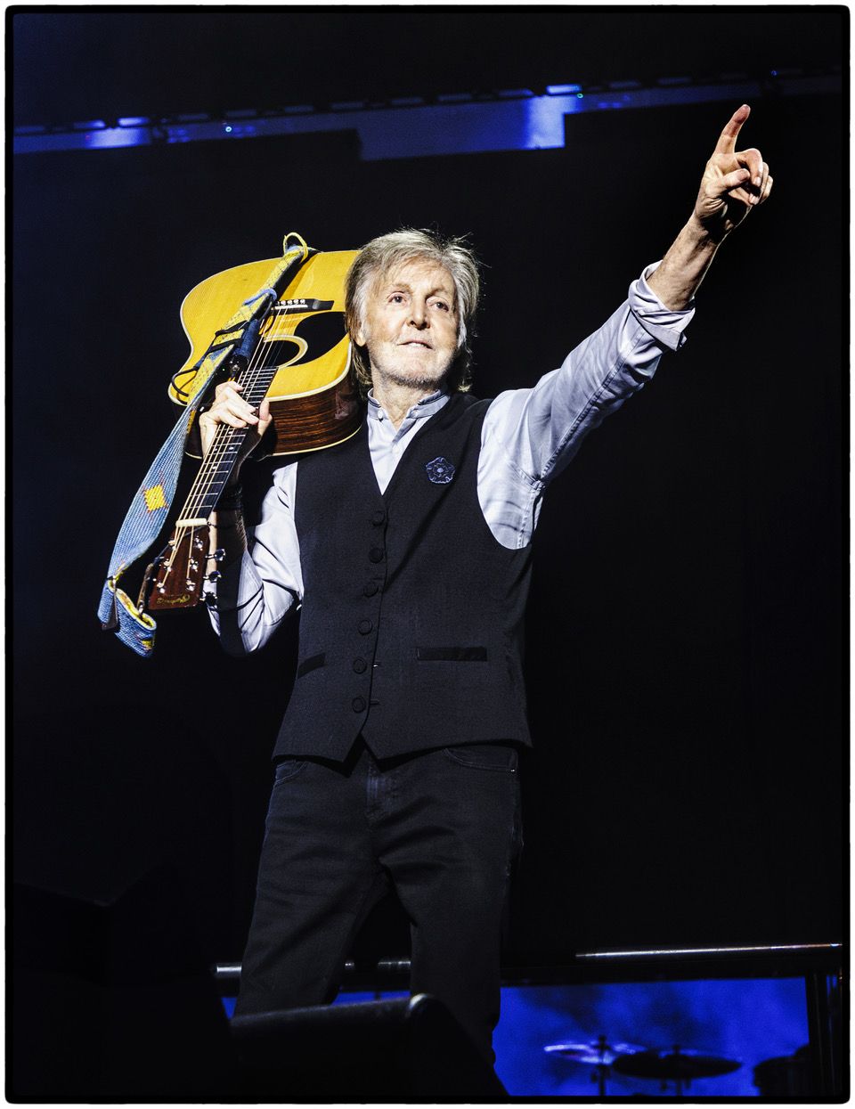 El cantante británico presenta en su concierto sus éxitos como solista y algunos de los temas más emblemáticos de los Beatles y de Wings.