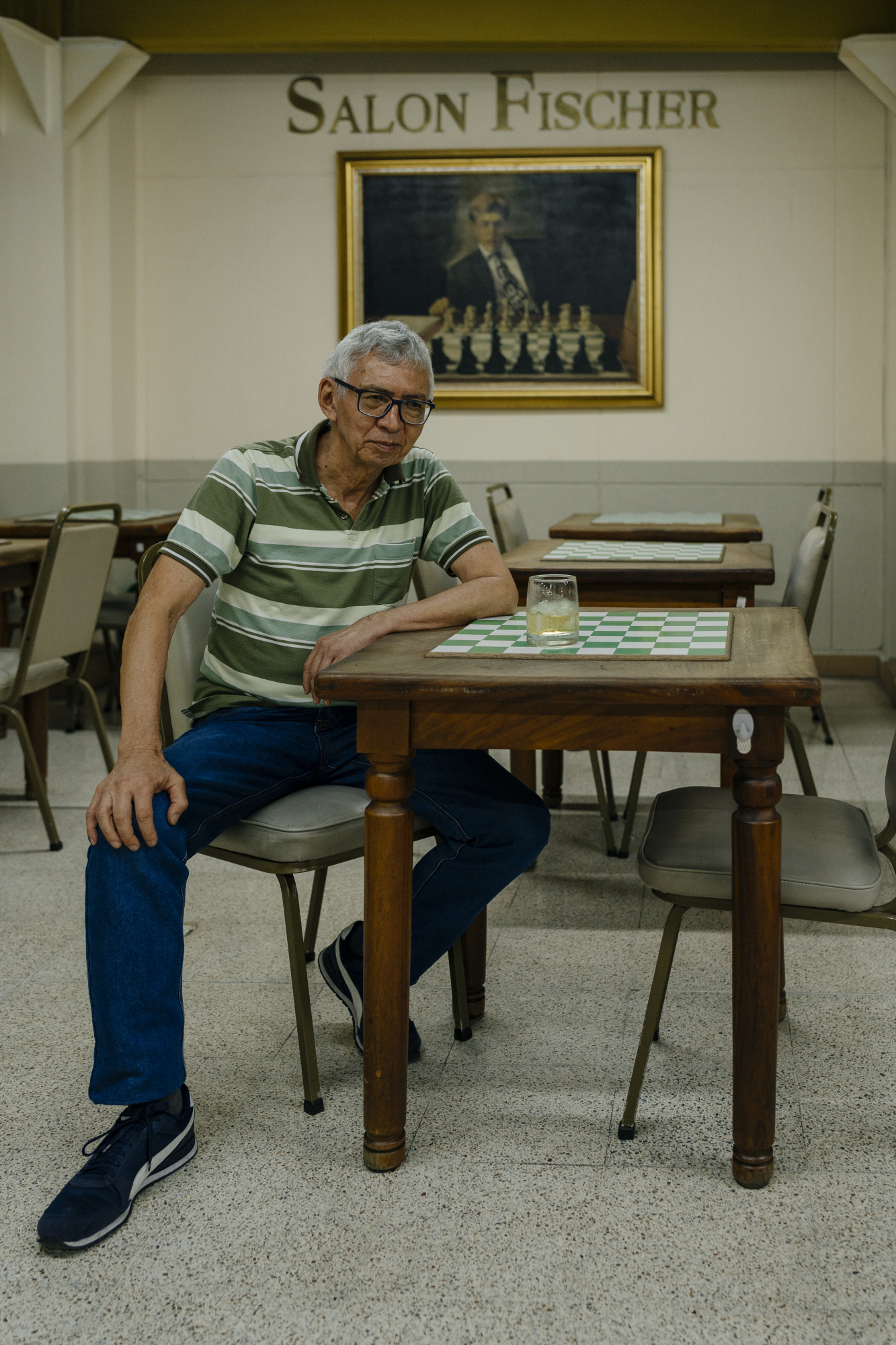 Édgar 'el Chino' Jiménez pasa sus días entre tragos y partidas de ajedrez.