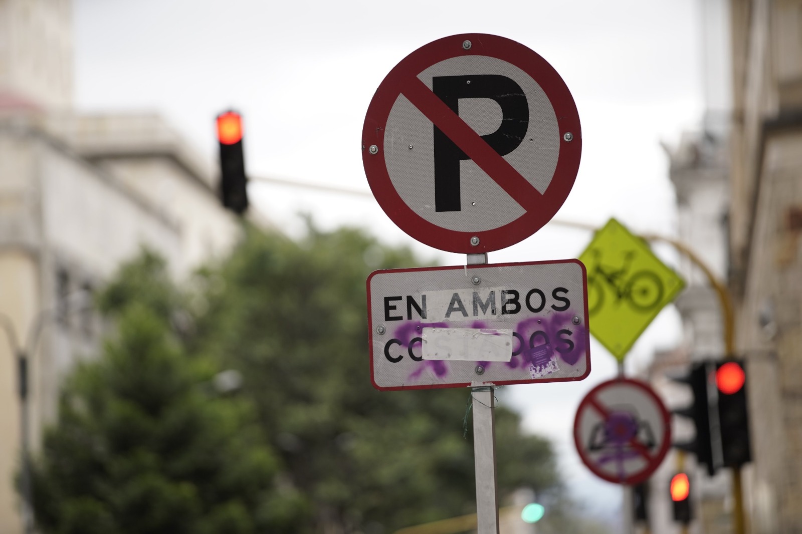 Las señales suelen ser vandalizadas.