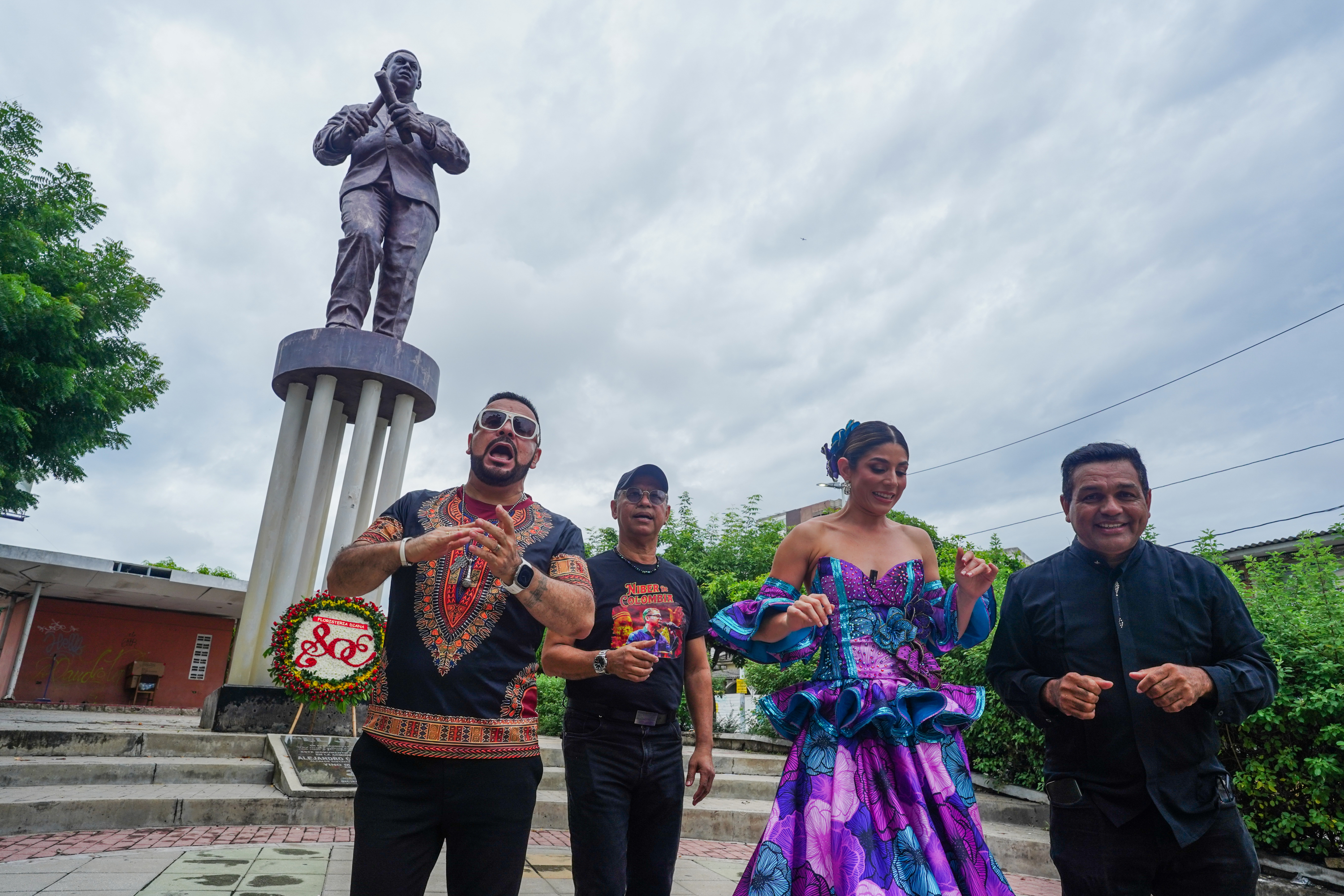 Entrega Arreglo Floral A Estatua del Joe Arroyo