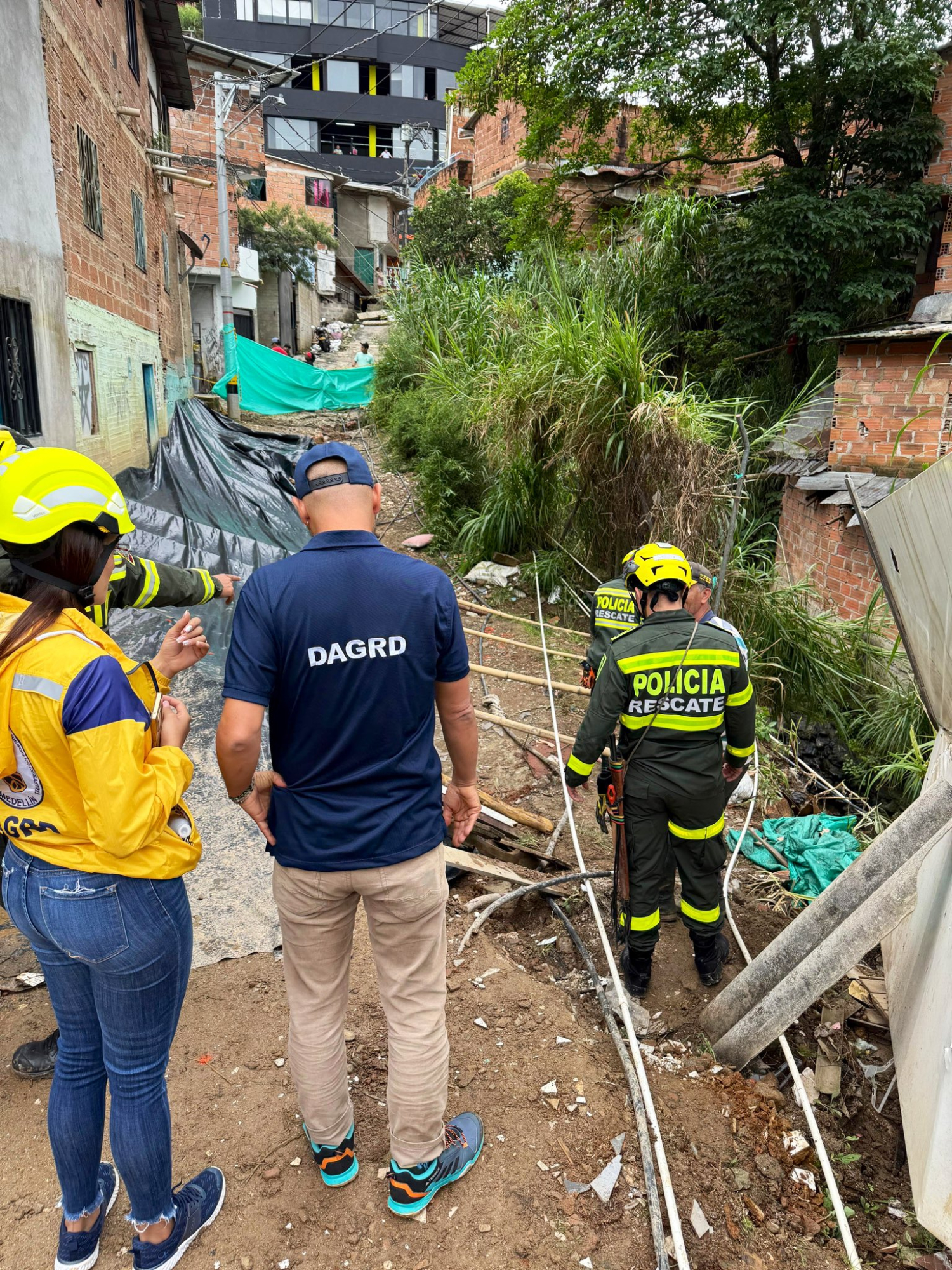 Autoridades de emergencia hicieron presencia en el barrio Popular el pasado 24 de octubre por el riesgo que 13 familias corrían a raíz de las condiciones del terreno.