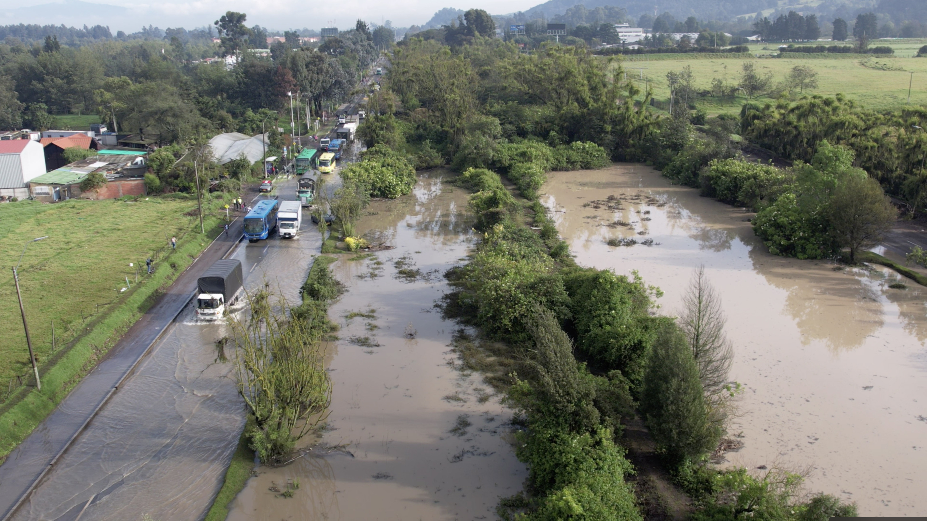Inundación en la autopista norte . Este jueves 7 de noviembre continúa la emergencia por las inundaciones en la autopista norte, en Bogotá. Carros permanecen en esta importante a la espera de grúas que los 