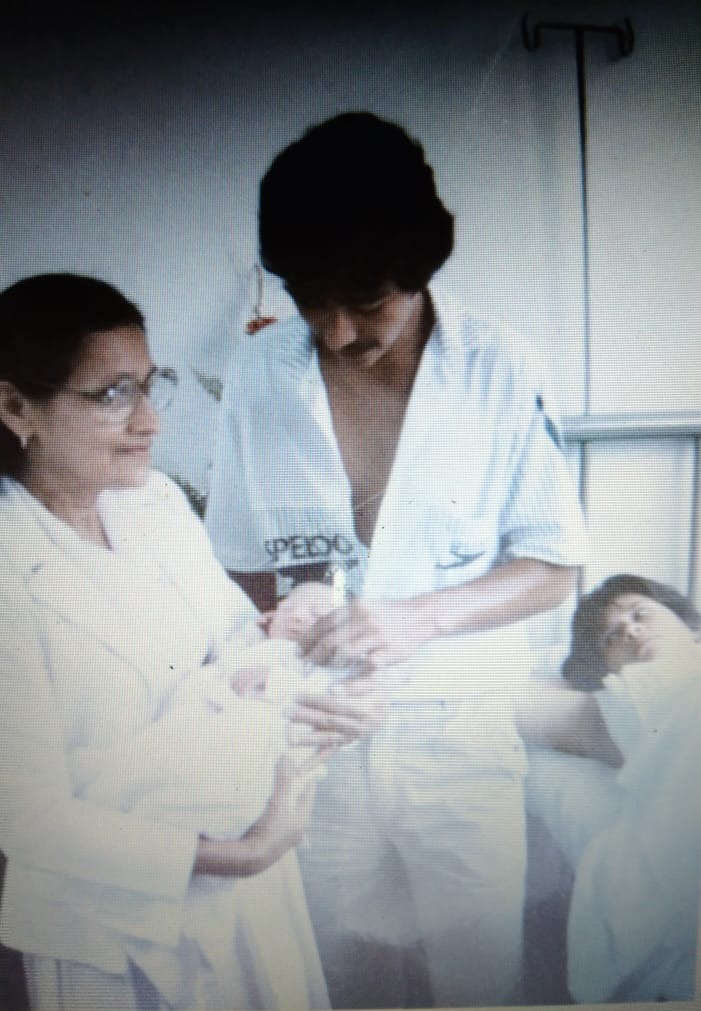Foto del día del nacimiento de la hija menor de Alba. La carga en sus brazos la abuela, quien falleció esperando ver de nuevo a su hija.