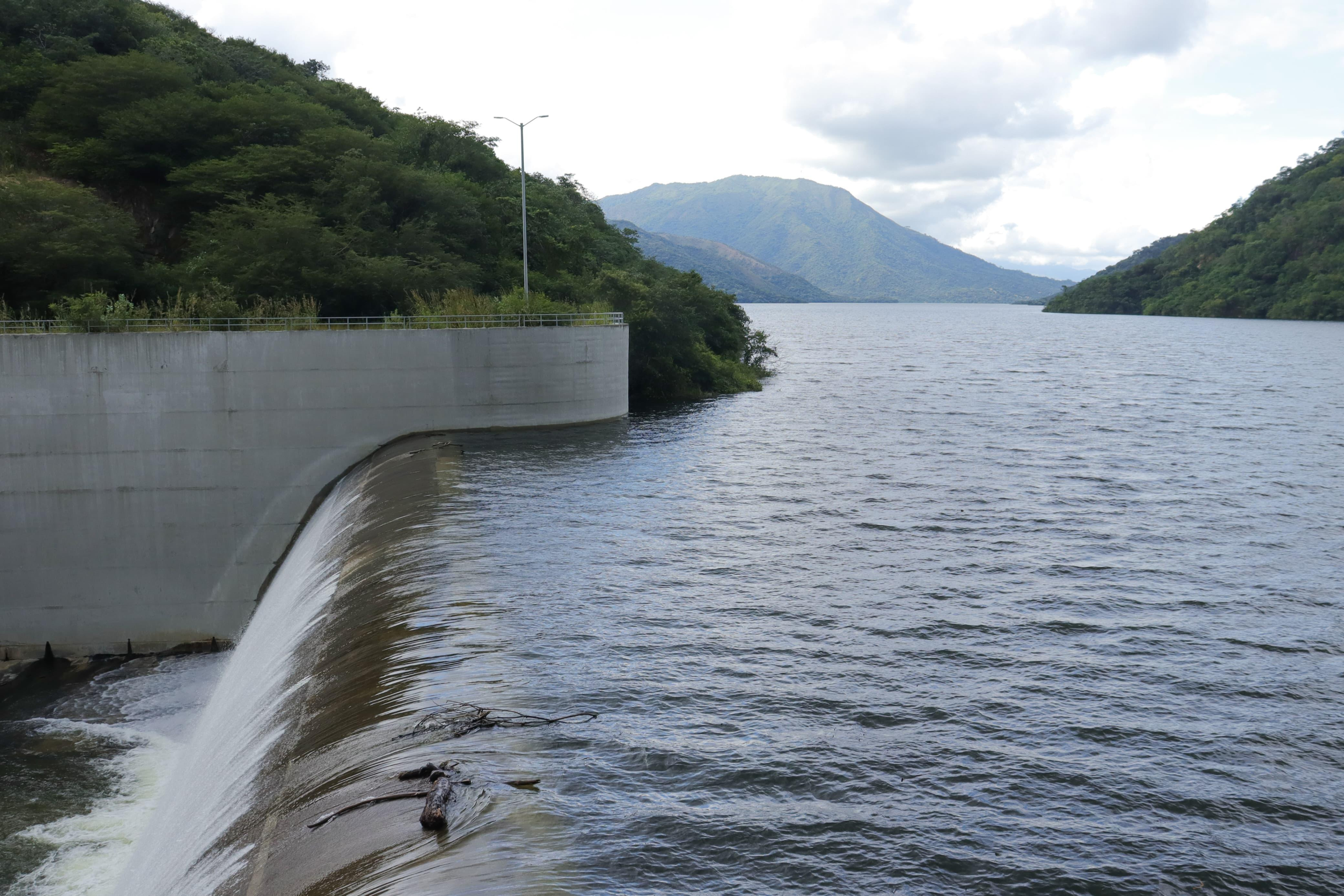 Las autoridades mantienen la alerta roja en la presa El Cercado, en el río Ranchería, donde el embalse ya reporta el 100 por 100 de su capacidad.