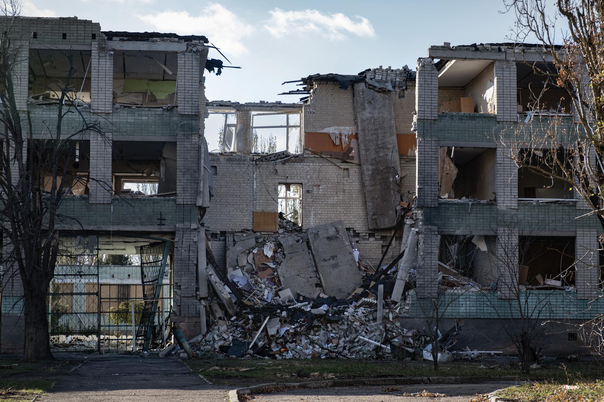 Kherson (Ukraine).- A view of destroyed buildings in Kherson, southern Ukraine, 16 November 2024 (issued 19 November 2024). Ukraine marks 1,000 days on 19 November 2024, since Russia's full-scale invasion. In November 2022, Ukrainian troops entered Kherson after the Russian army withdrew from the city, which they had captured at the start of the invasion in February 2022. Since the summer of 2024, the number of Russian artillery and drone attacks on Kherson has increased. These attacks have involved the selective dropping of shells and mines on streets with civilians. (Rusia, Ucrania) EFE/EPA/MARIA SENOVILLA