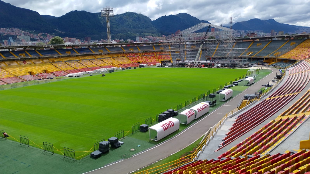 Este es la gramilla dl estadio el campín Tras el desmonte de la tarima para el concierto de hierro doncella