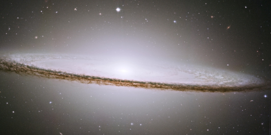 Foto de galaxia Sombrero del telescopio Hubble.