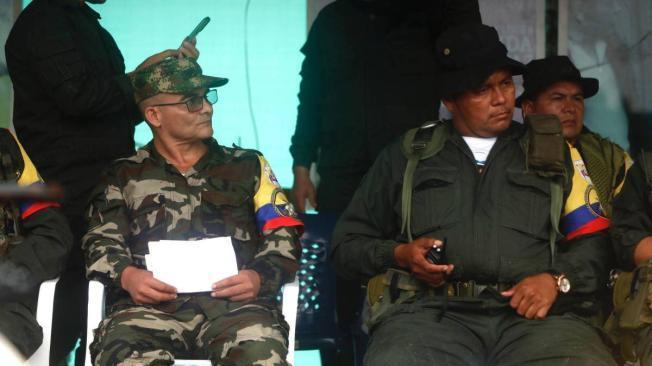 'Iván Mordisco' a la Izquierda y 'Calarcá' a la Derecha, en un encuentro del estado alcalde Central en abril de 2023.