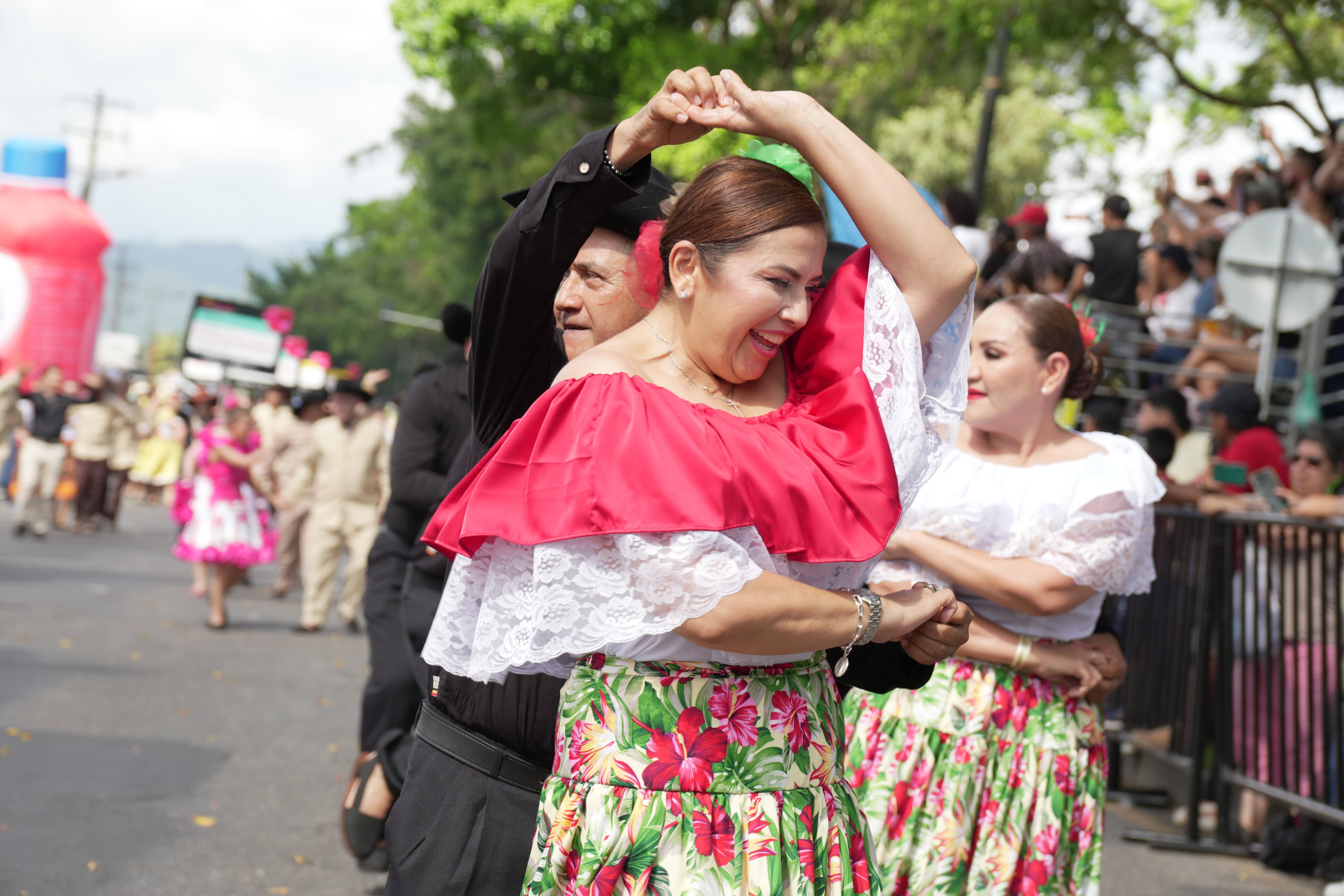 189 agrupaciones recorrieron la avenida 40 de Villavicencio bailando al rito del arpa, el cuatro y las maracas.