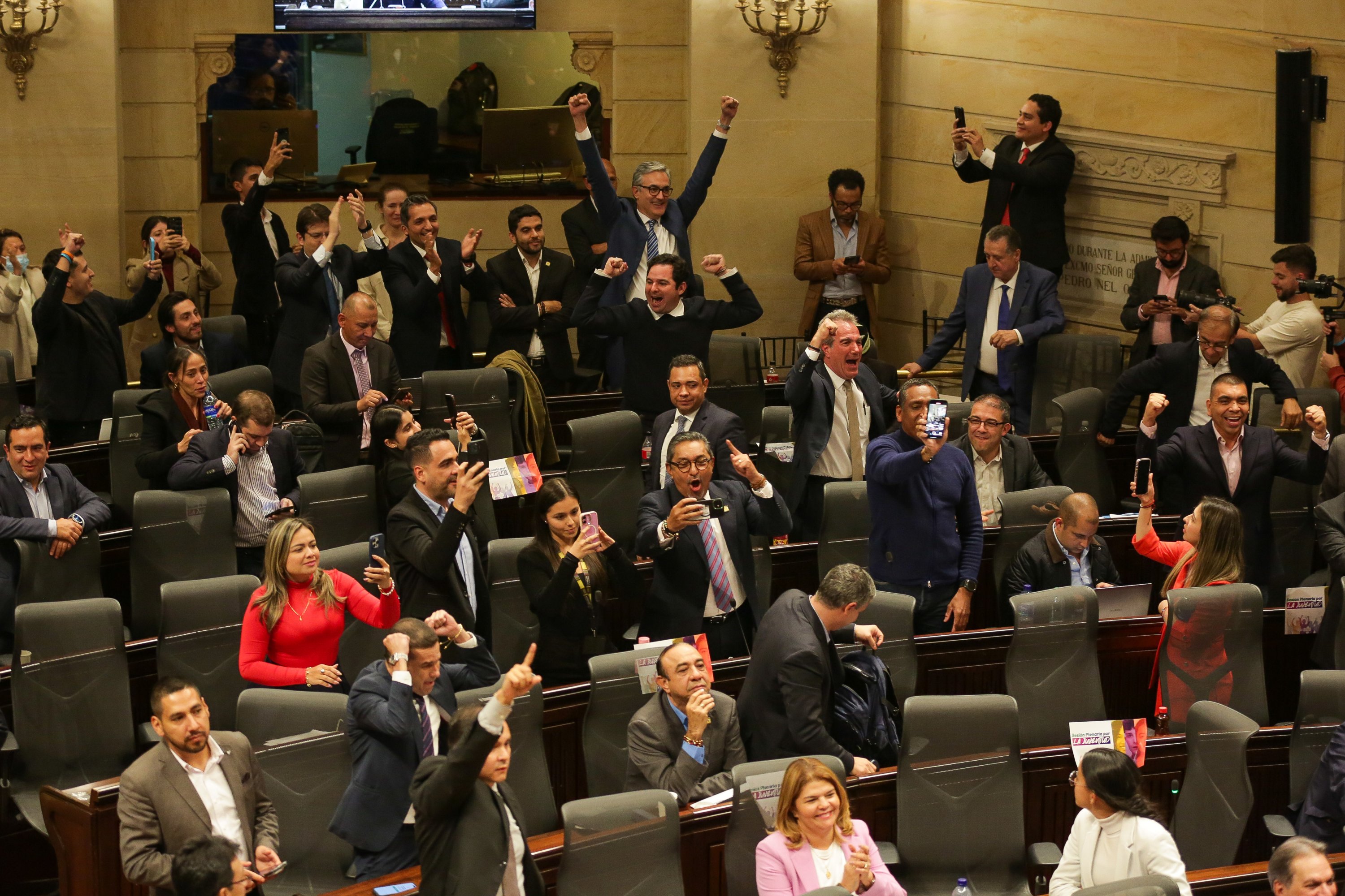 Comisiones económicas celebran archivo de la tributaria