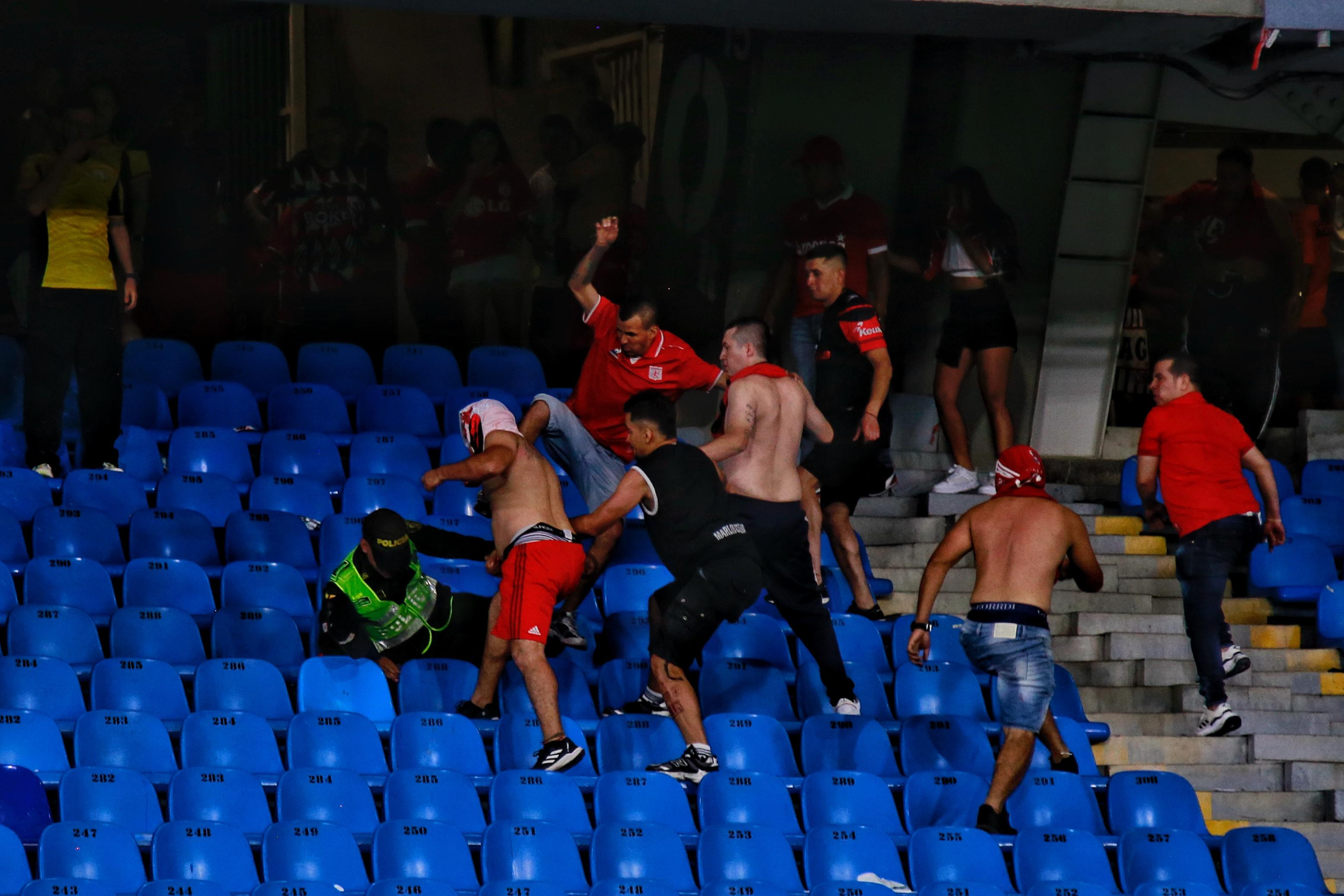Barras bravas del América protagonizaron disturbios en la final de Copa