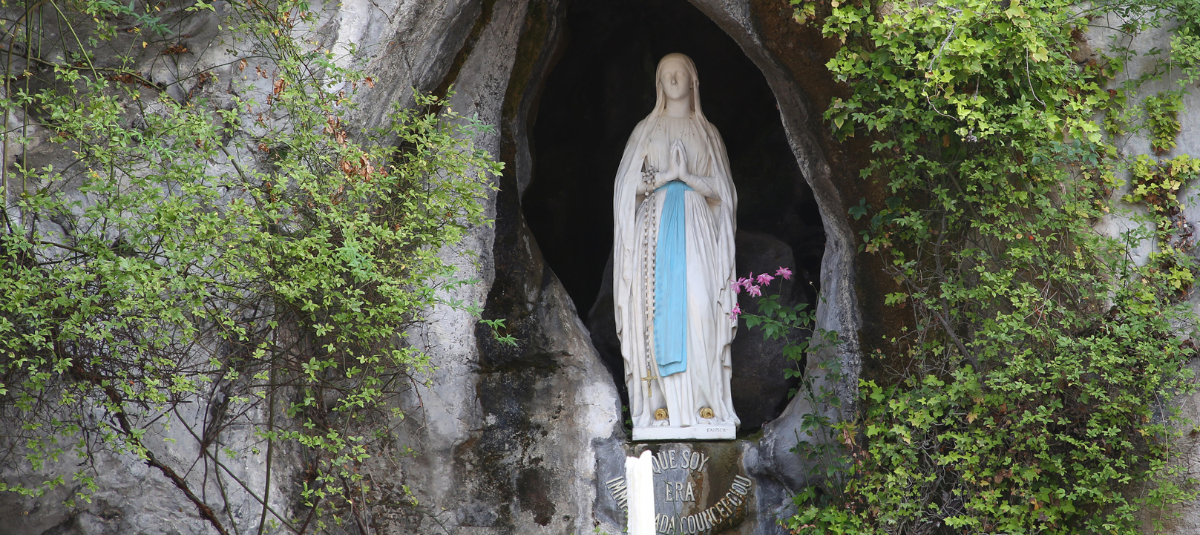 Aparición De La Virgen En Lourdes – Francia | Reina Del Cielo
