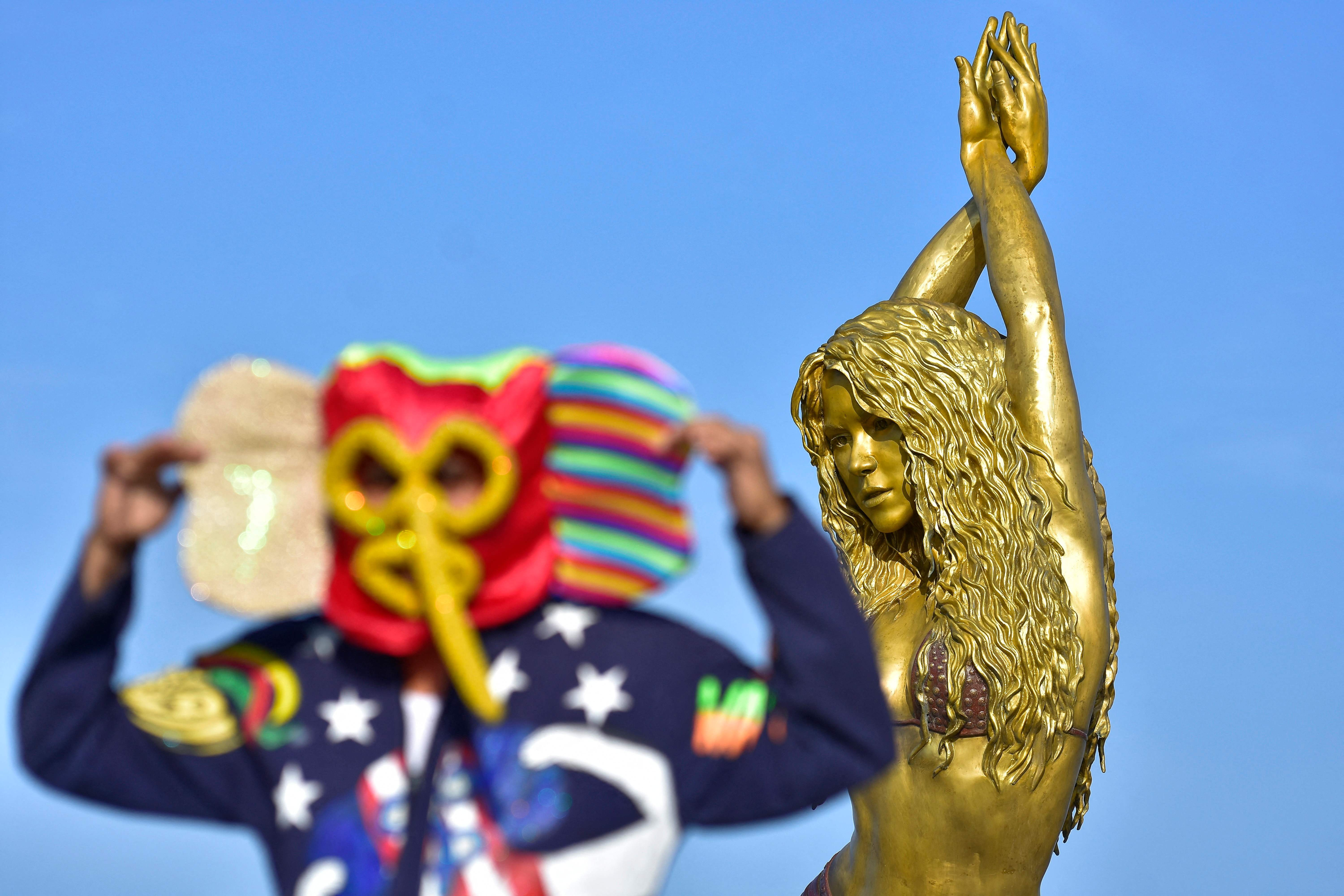 Barranquilla'daki Shakira heykelinin başında 'Marimonda' olan bir fan.