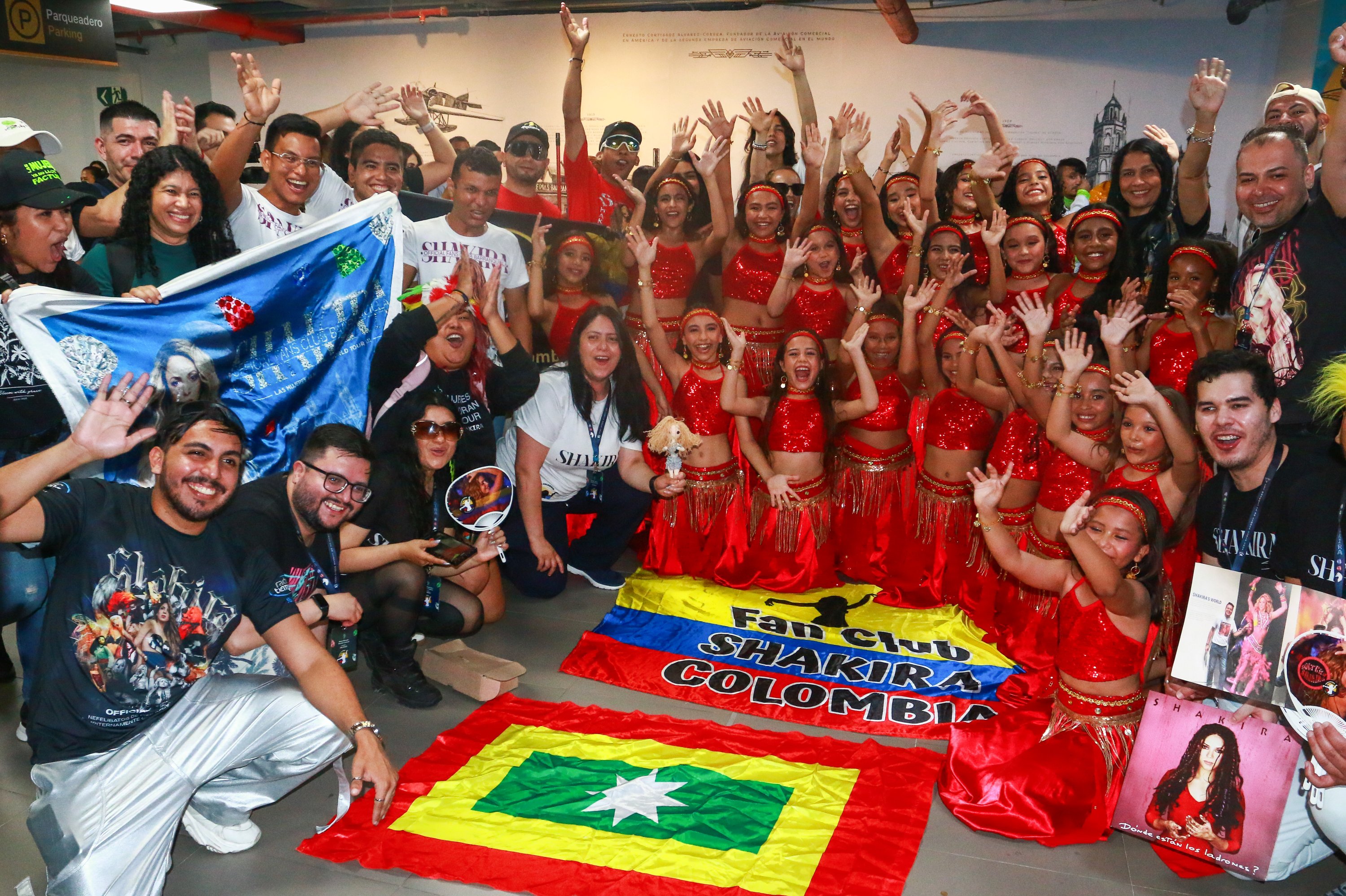 Barranquilla, Colombia, 18 de febrero de 2025. Fanábicos de Shakira la Esperan en el Aeropuerto Ernesto Cortissoz.