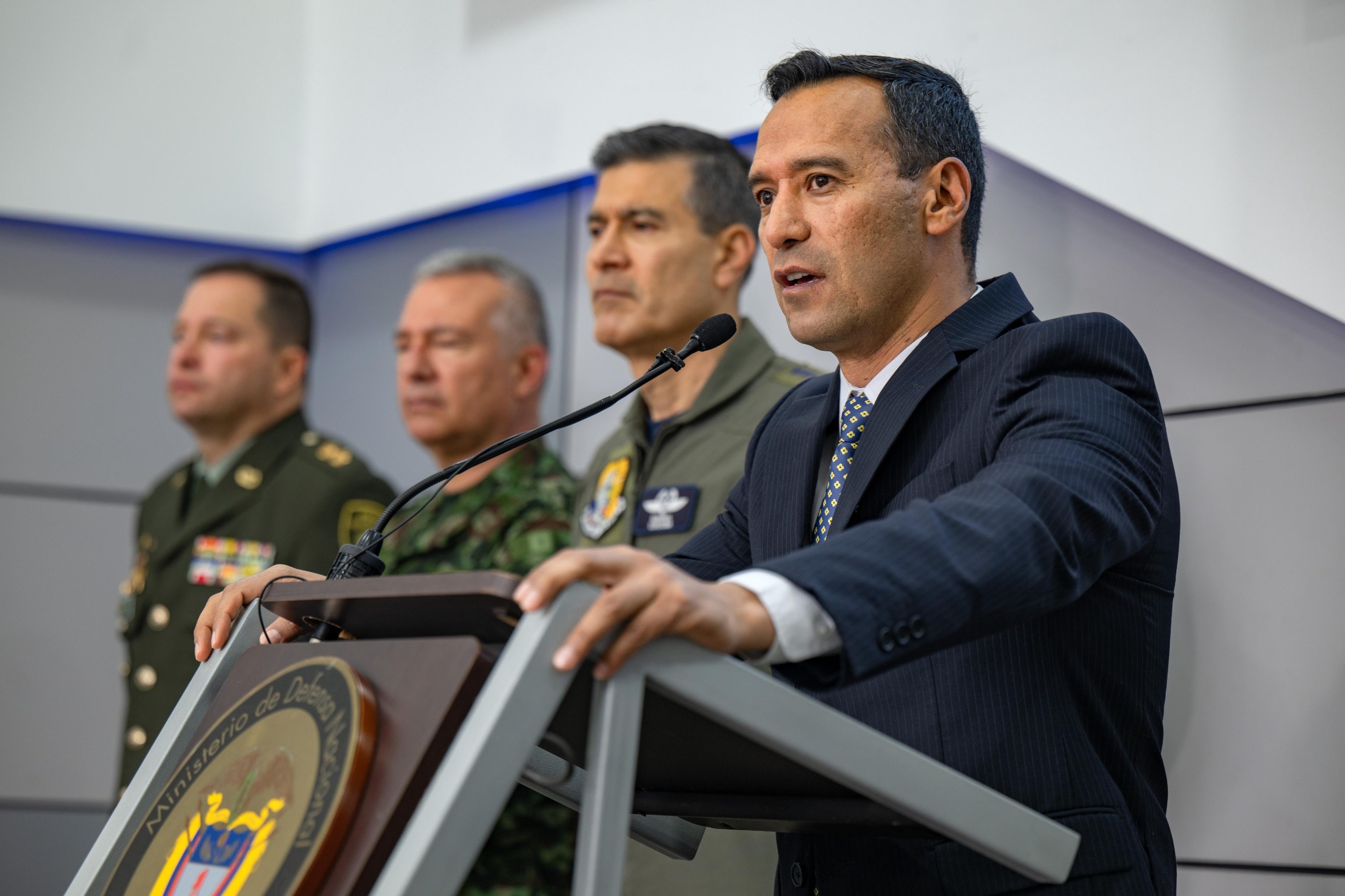El ministrio de Defensa, Pedro Sánchez, junto a la cúpula de la Fuerza Pública.