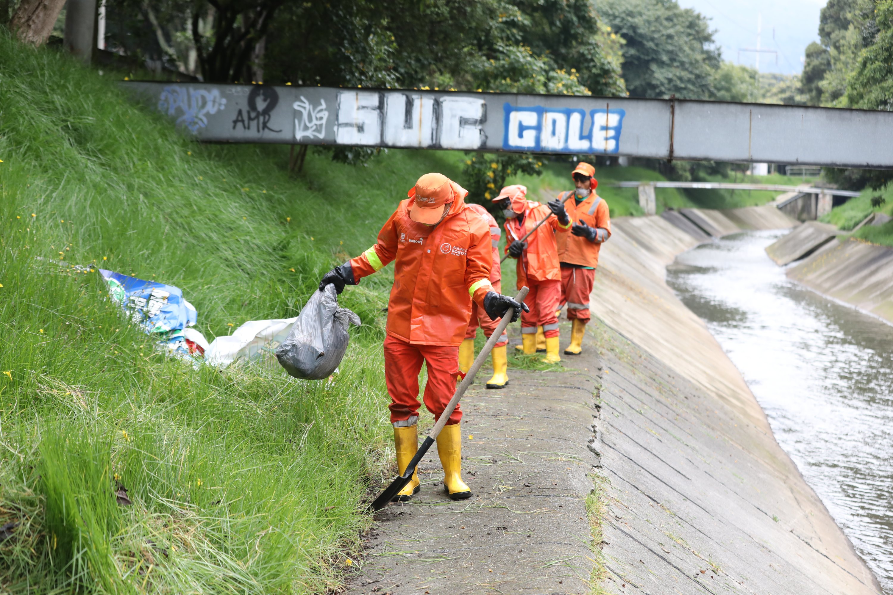 Operios de Aguas de Bogotá Retiran Basura y Esbros del Canal Molinos, Al Norte de Bogotá
