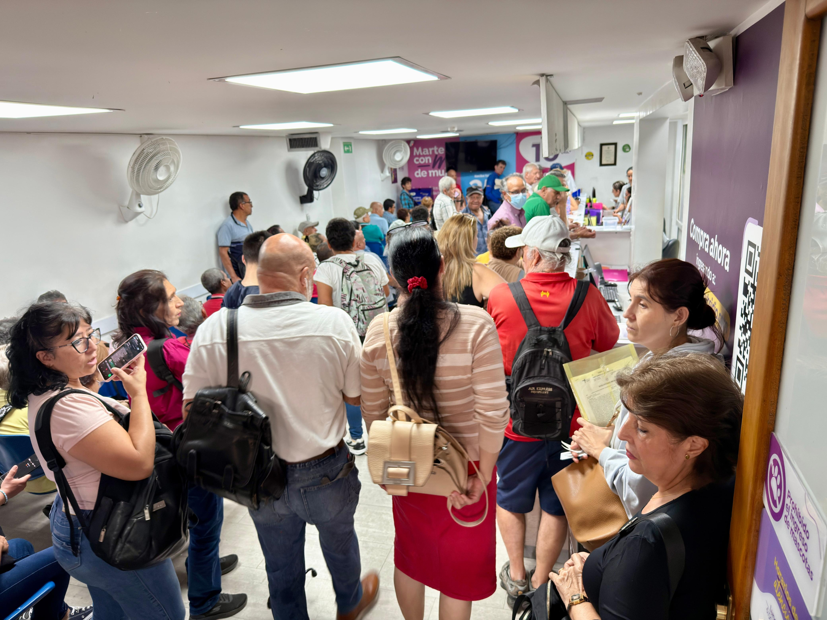Filas para reclamar medicamentos en Medellín