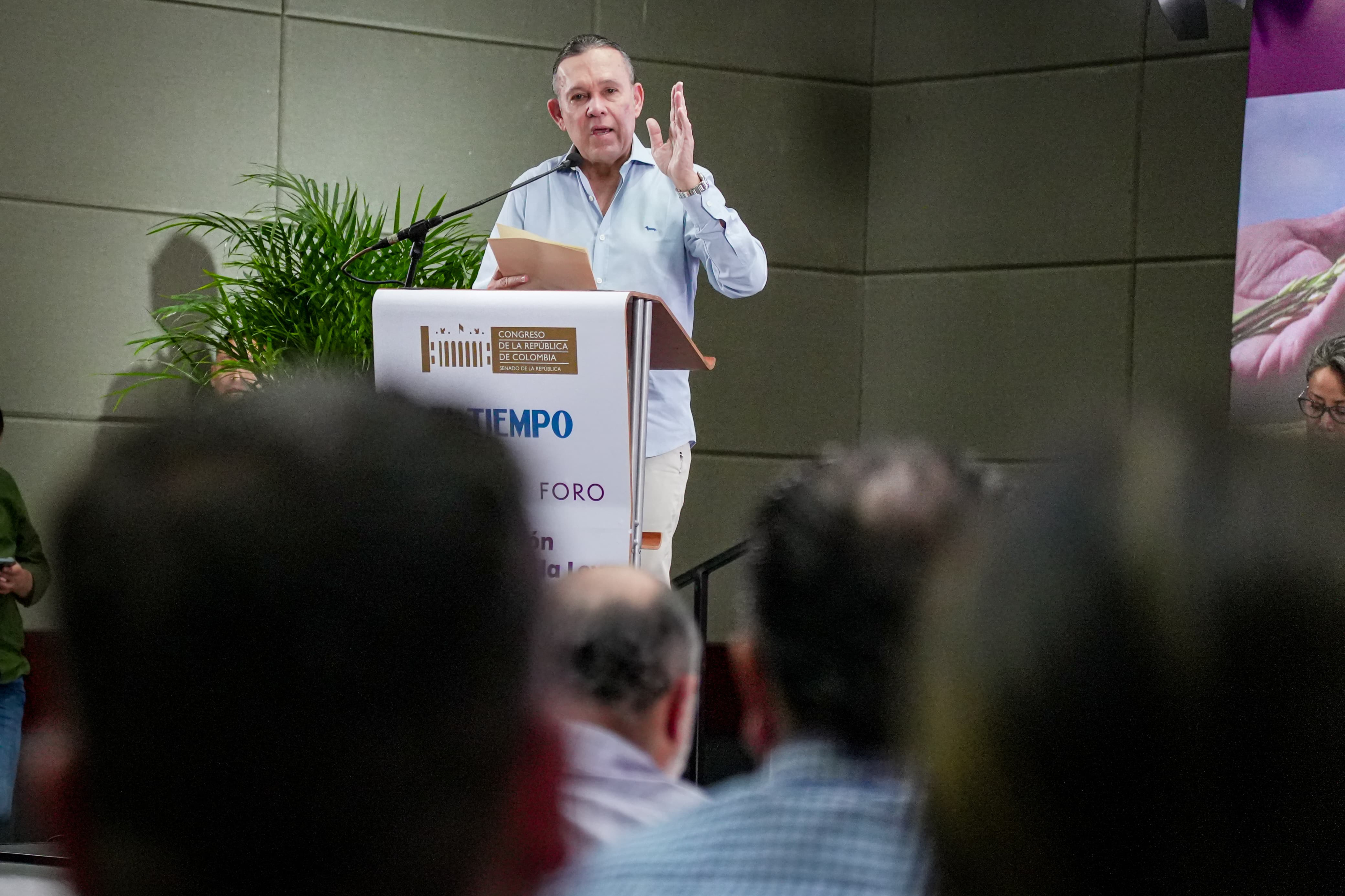 Efraín Cepeda dio las palabras de apertura del foro sobre ley de competencias