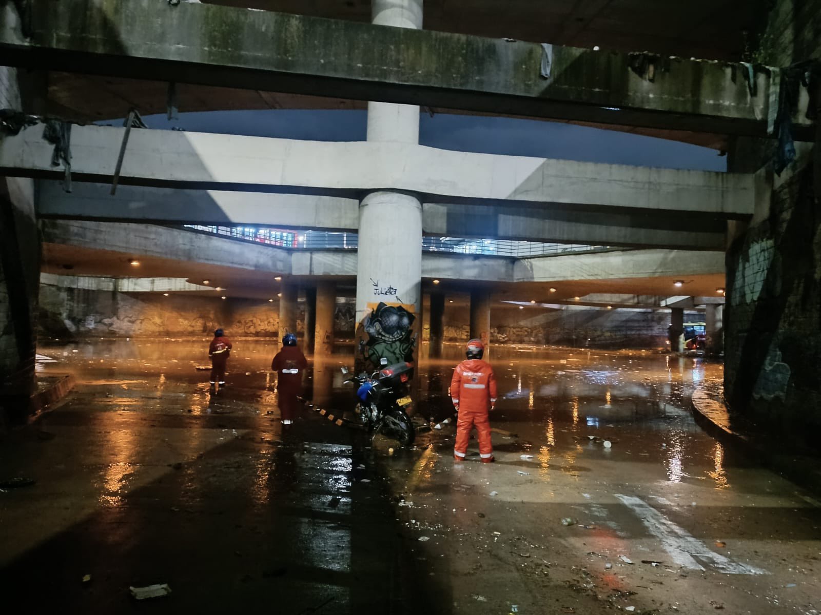 Cuerpos de emergencia acuden a los lugares más críticos.