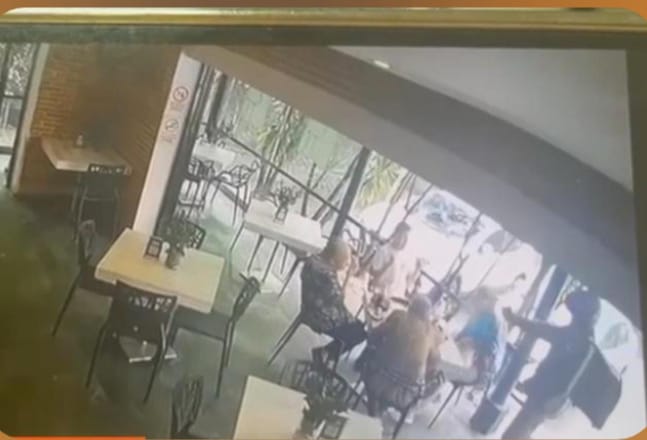 Fragmento del video de seguridad del momento del ataque a la periodista y su familia.