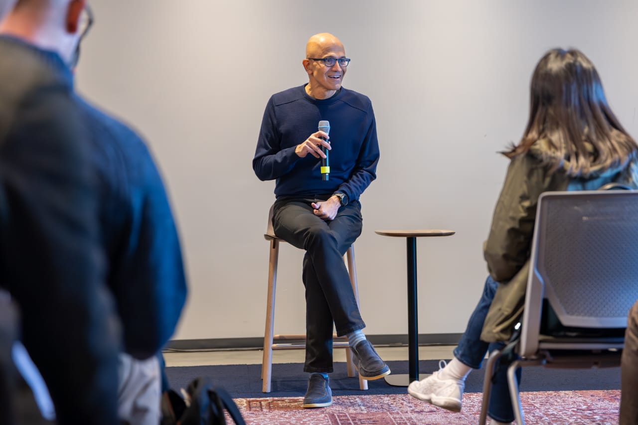 Satya Nadella, CEO de Microsoft, Durante Su Encuentro Con Perdiernistas en el Marco del Microsoft 50 aniversario - Innovation Campus Tour.