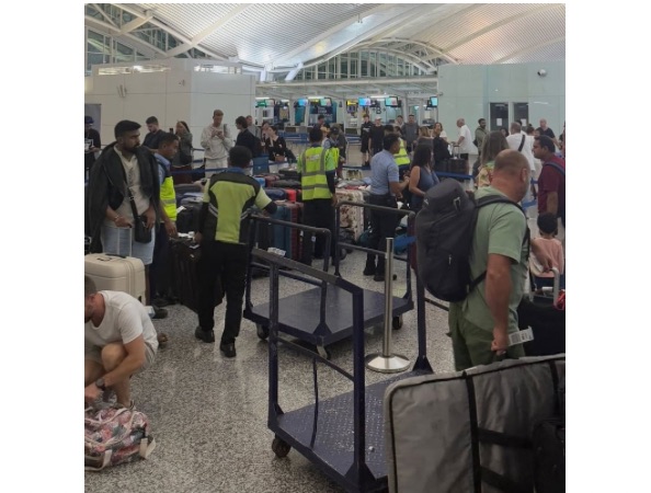 Vuelo se devolvió por pasajera que abrió la puerta