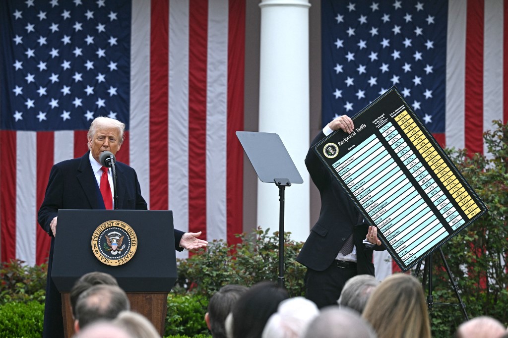 El presidente Donald Trump mostró una tabla con todos los aranceles.