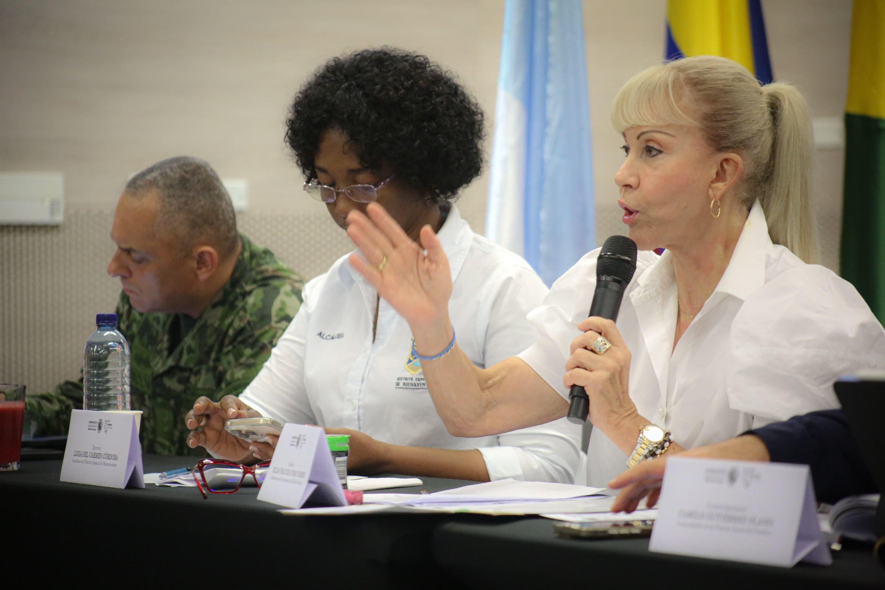 Consejo de seguridad en Buenaventura con la gobernadora Dilian Francisca Toro.