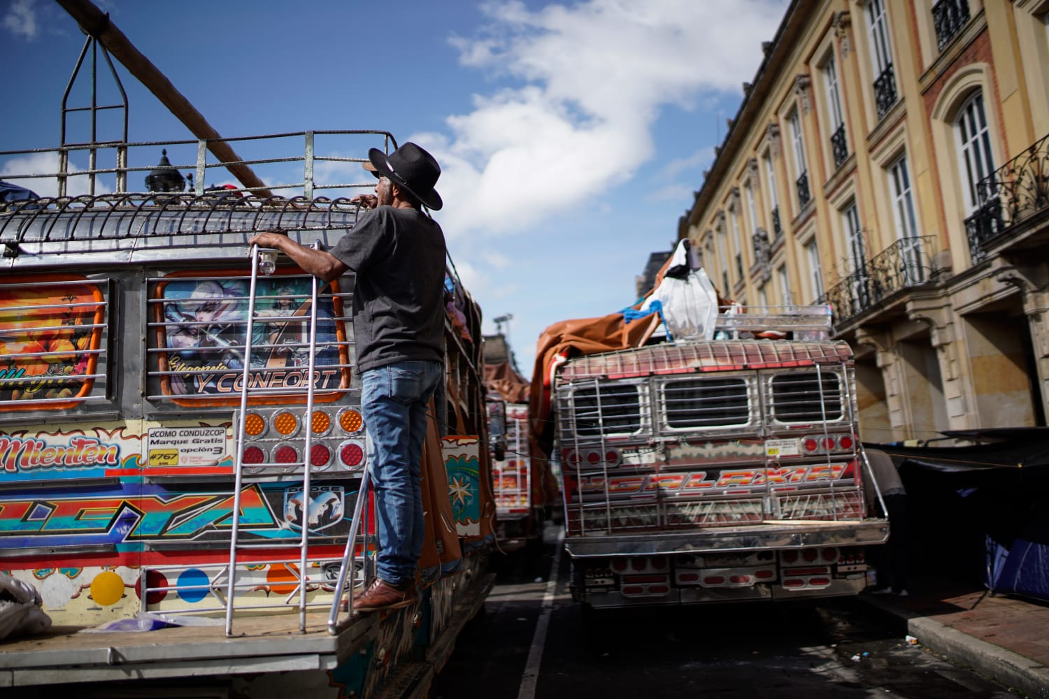 En buses se han venido trasladando los indígenas.