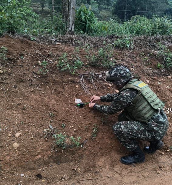 Momentos del hallazgo del explosivo.