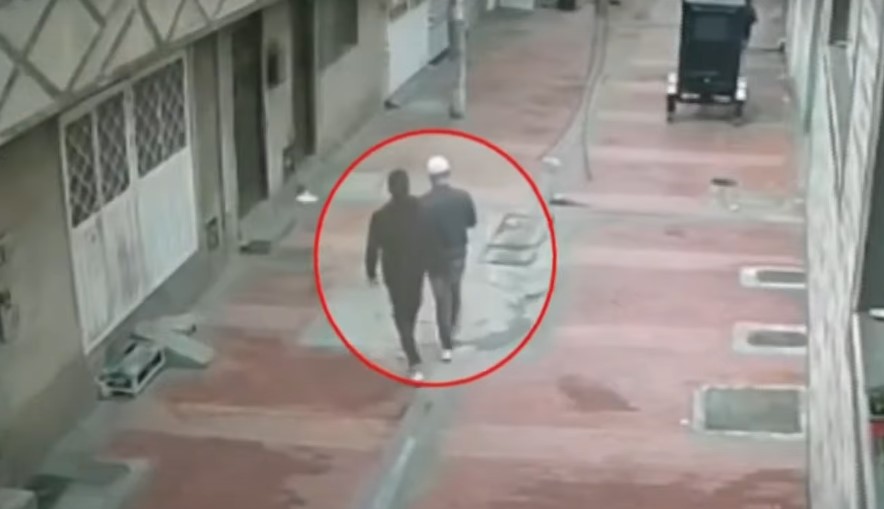 A la vivienda, primero, llegaron dos hombres a forcejear la puerta. Luego, otros dos se unieron.