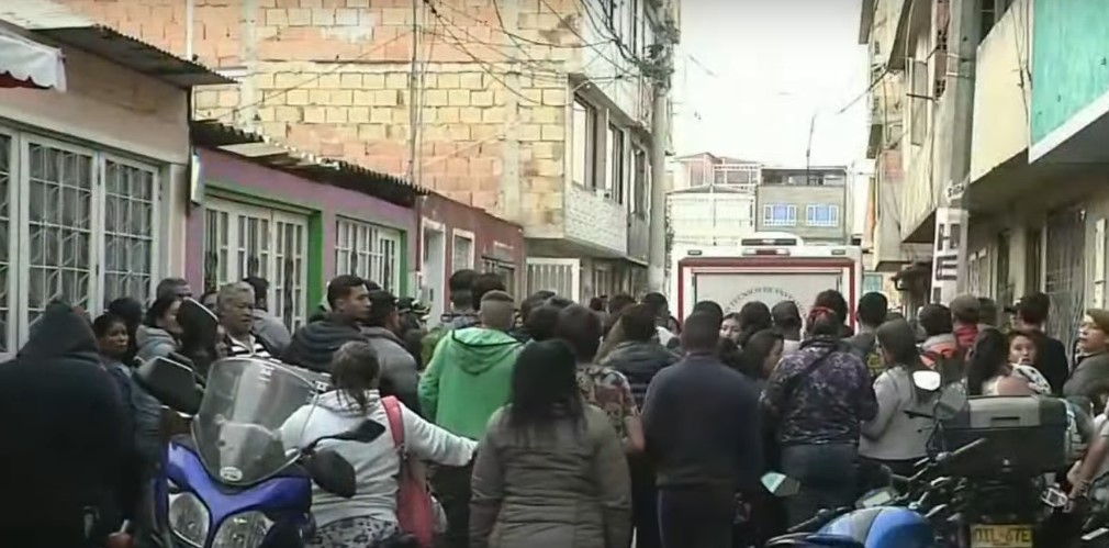 Policía y Fiscalía llegaron a la vivienda para emprender las investigaciones.