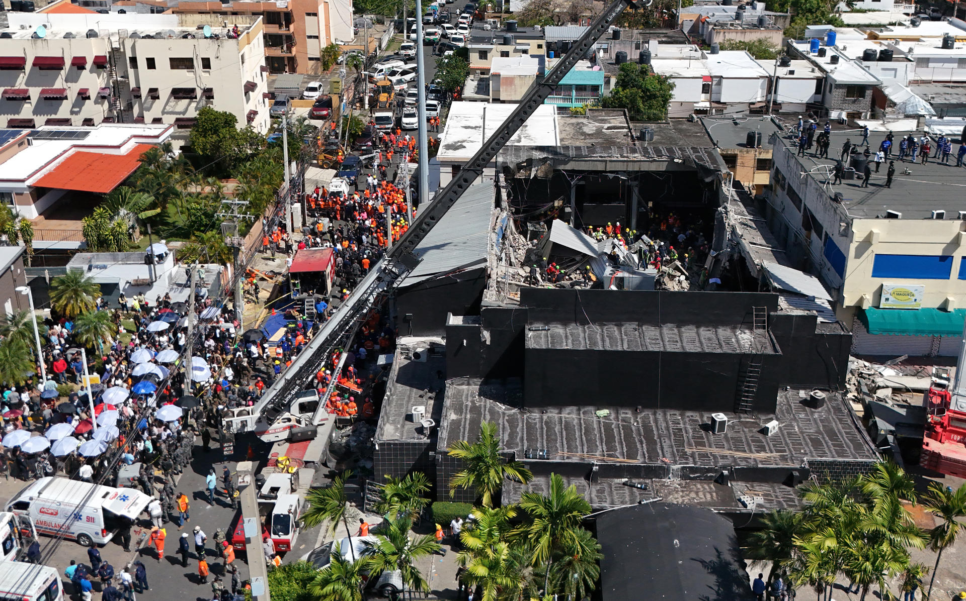 Fotografía de los trabajos de rescate en la discoteca Jet Set.