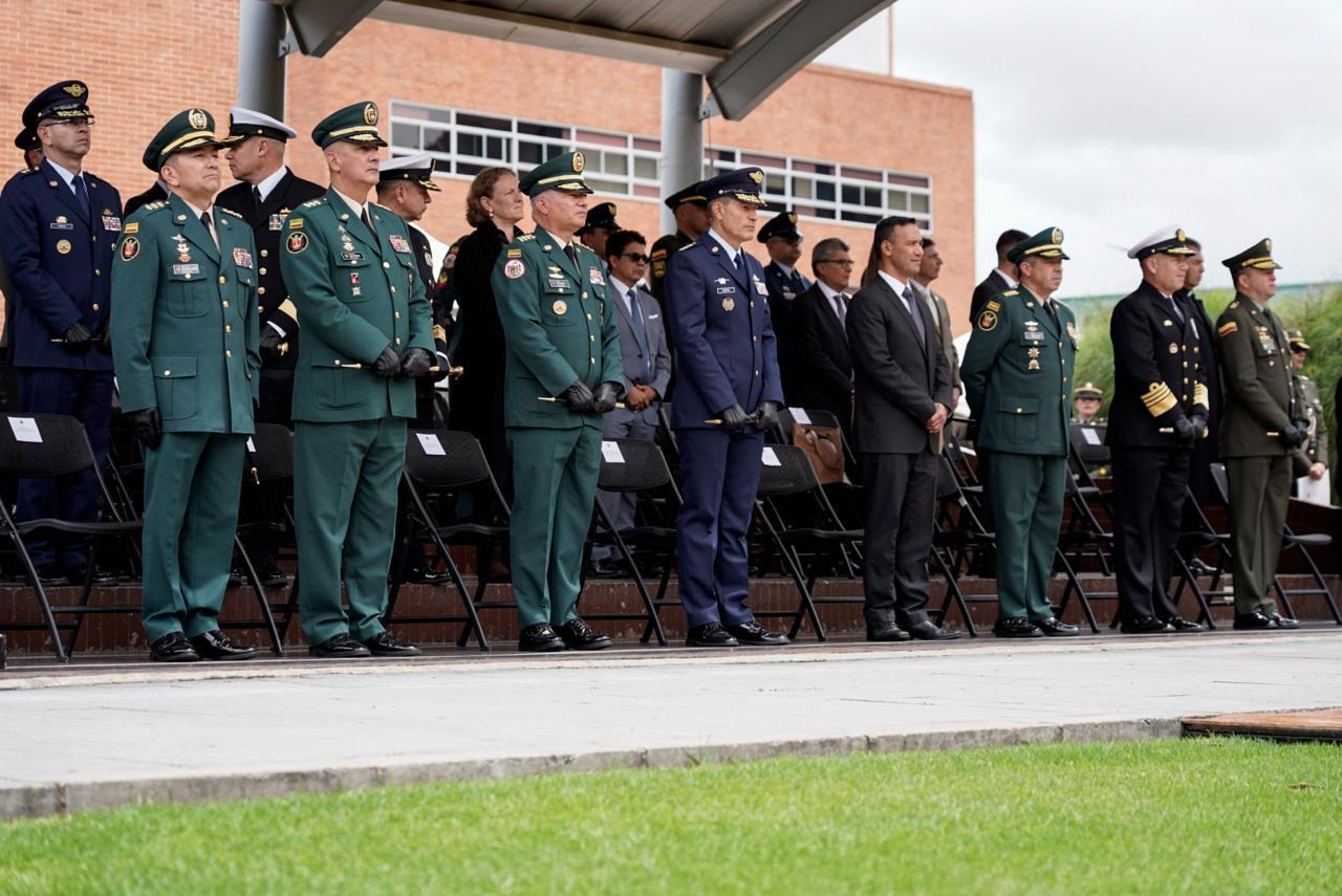 Mindefensa junto a la cúpula de la fuerza pública.