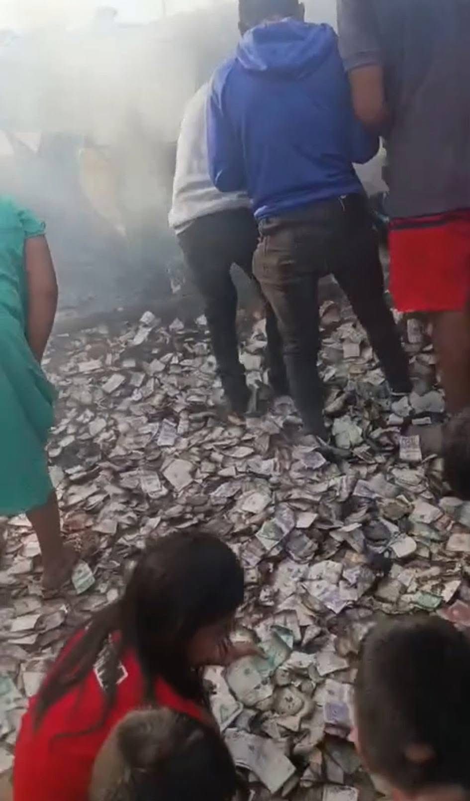 Parte del dinero fue quemado.