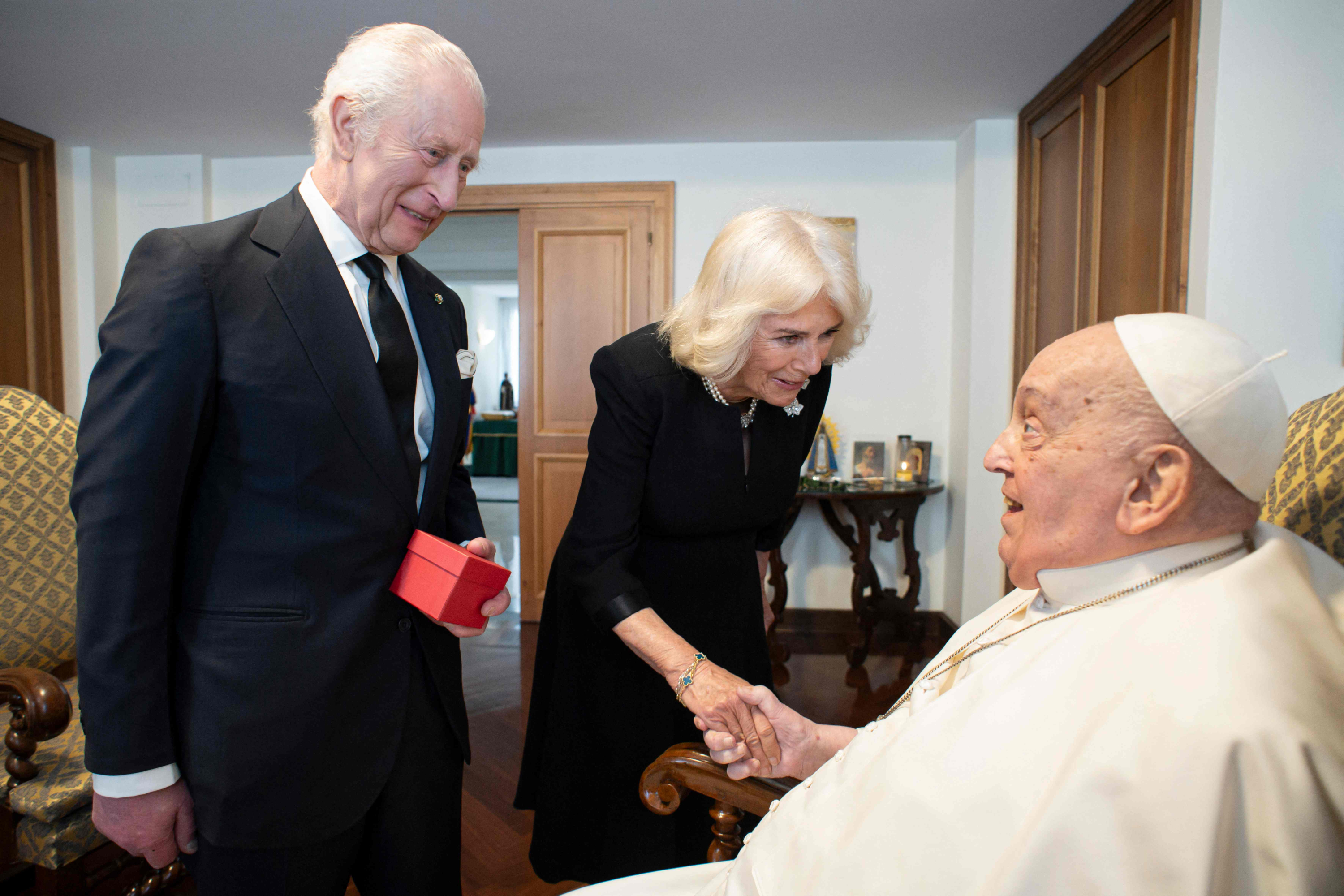Papa Francisco y rey Carlos III