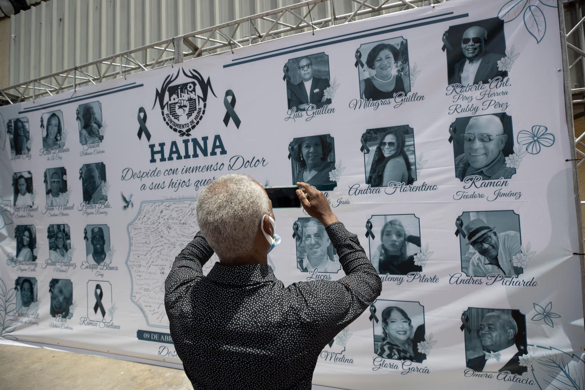 Fotografía de un cartel con los retratos de personas fallecidas a causa del derrumbe del techo en la discoteca Jet Set